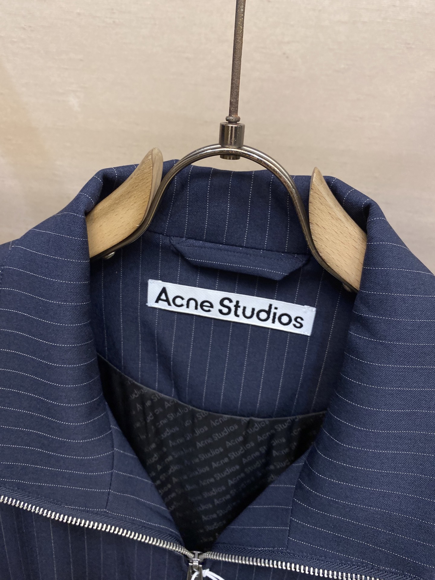 P330🌟🌟 Acen Studios刺绣条纹拉链夹克
面料选择:
选用97%粘胶纤维和少量氨纶和涤纶混纺而成的细条纹面料。粘胶纤维提供了绝大部分亲肤感、透气性、吸湿性和垂坠感,触感柔顺。氨纶的加入赋予面料出色的弹性,使穿着起来无束缚感,避免纯黏胶纤维产生的垮塌感,保持版型。因纤维特性易于面料染色,使得色彩饱和度,条纹图案清晰度大大提升。
工艺:
胸前饰有的蝴蝶结刺绣通过电脑绣花机精准的计算系统联动双轴直线导轨驱动绣框,布料框架在水平和垂直方向精准移动,确保线迹整洁无浮现,形成误差在上下0.1mm的精细微凸起图案。
尺码:S-XL