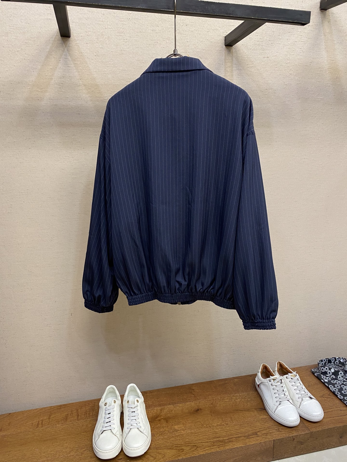 P330🌟🌟 Acen Studios刺绣条纹拉链夹克
面料选择:
选用97%粘胶纤维和少量氨纶和涤纶混纺而成的细条纹面料。粘胶纤维提供了绝大部分亲肤感、透气性、吸湿性和垂坠感,触感柔顺。氨纶的加入赋予面料出色的弹性,使穿着起来无束缚感,避免纯黏胶纤维产生的垮塌感,保持版型。因纤维特性易于面料染色,使得色彩饱和度,条纹图案清晰度大大提升。
工艺:
胸前饰有的蝴蝶结刺绣通过电脑绣花机精准的计算系统联动双轴直线导轨驱动绣框,布料框架在水平和垂直方向精准移动,确保线迹整洁无浮现,形成误差在上下0.1mm的精细微凸起图案。
尺码:S-XL