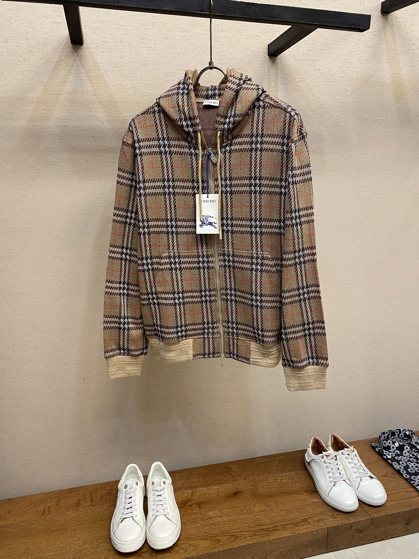 NO:518220,BBR, cotton-blended plaid zipper cardigan fabric selection is made by feeding 6 polyester fibers and 2 elastic fibers. Cotton fibers are naturally skin-friendly, soft and water-absorbing. The structural characteristics retain the breathability of the fabric and reduce the sense of stuffiness. The blessing of a small amount of elastic fibers and polyester fibers significantly improve the extension and resilience of the fabric, while strengthening wrinkle resistance and conformity, reducing shrinkage. Process 1 The plaid lines form a looming relief effect through changes in the color of the yarn and the depth of the weaving method. The touch is smooth but the visual layer is rich. The jacquard process woves the pattern into the bones, and it is not easy to fade or wear after repeated washing. Process 2 Precision cutting and positioning cutting bed uses positioning and cutting bed equipment to accurately cut the fabric, and improve the overall quality through optical positioning and mechanical positioning. Ensure that each product meets the high standards of alignment and grid alignment. Size S-XL, alexander wang19860909BBR,棉质混纺格纹拉链开衫 面料选择 以棉为主体喂入6聚酯纤维,2弹性纤维混纺而成.棉纤维具有天然亲肤、柔软、吸水性强等特点.其结构特性保留了面料的透气性,减少闷热感.少量弹性纤维和聚酯纤维的加持显著提升了面料的伸张性和回弹性,同时强化抗皱性和保形性,降低缩水率. 工艺1 格纹线条通过纱线色彩与织法的深浅变化,形成若隐若现的浮雕效果,触感平滑却视觉层次丰富,提花工艺将图案编织入骨,反复水洗不易褪色,磨损. 工艺2 精准裁剪与定位裁床使用定位裁床设备进行精准裁剪布料,通过光学定位和机械定位提高整体质量.确保每一件产品都符合对位对格的高标准. 尺码S-XL,,alexander wang,Men's clothing