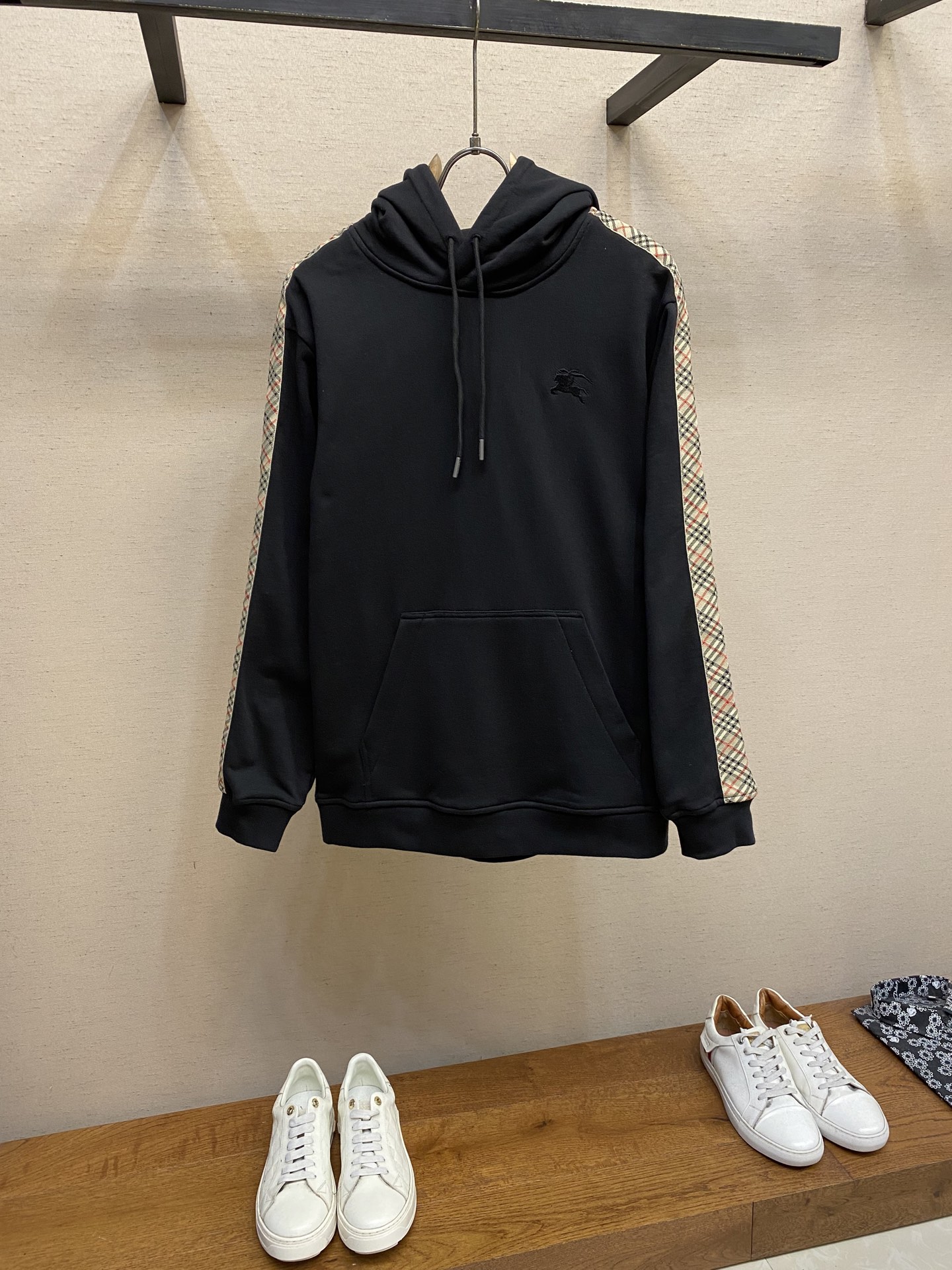 NO:518222,BBR, webbing trim hood pullover sweater fabric selection. Single-sided fish scale fabric fabric woven with cotton as the base. The front is a smooth knitted surface. The touching surface is formed by the floating thread knitting technology of the knitting machine to form a three-dimensional loop, which increases the fluffy feeling and is delicate at the same time. The loop structure absorbs a large amount of water and evaporates quickly. It is not easy to deform loosely and deform after multiple washings. Process 1 Through active intervention in the shrinkage potential of cotton fibers, the fabric is achieved from easy to change to stable, which improves dimensional stability, and is not easy to deform and wrinkle. Process 2 The monochrome flat embroidery at the chest controls the coordinated operation of the machine head, needle rod and spool through the high-precision calculation system of the computer embroidery machine. The fabric frame moves accurately in the horizontal and vertical directions to form a stitch trajectory, adjusts the tension of the upper and lower lines to ensure that the stitch is flat and there is no floating line, forming a fine pattern with an error of ±0.1mm.  Size S-XL, hoodie, sweatshirts,hats,alexander wang19860909BBR,织带饰边兜帽套头卫衣 面料选择 采用棉为基底编织而成的单面鱼鳞布面料,正面为平滑的针织面,触肤面通过针织机的浮线编织技术形成立体的毛圈,增加蓬松感, 同时触感细腻.毛圈结构吸水量大且蒸发快,多次洗涤不易松散变形. 工艺1 通过主动干预棉纤维收缩潜能,实现了面料从易变到稳定的跨越,提升了尺寸稳定性,同时不易变形,褶皱. 工艺2 胸口处单色平绣通过电脑绣花机高精度的计算系统控制机头、针杆、线轴的协同作业,布料框架在水平和垂直方向精准移动,形成针迹轨迹,调整上线和下线张力,确保线迹平整无浮线,形成误差在±0.1mm的精细图案. 尺码S-XL,,hoodie,sweatshirts,hats,alexander wang,Men's clothing