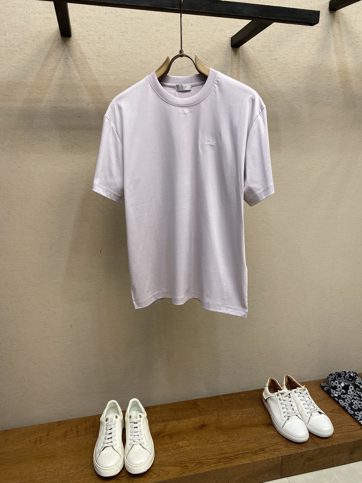 NO:518235,Dior, simple letter short-sleeved, casual and comfortable choice. If you want a short-sleeved sleeve that is both versatile and full of personality, this casual short-sleeved sleeve with simple letter base is definitely your best choice. Its design is simple but fashionable. The solid-color body and eye-catching letter printing break the monotony and instantly enhance the trend of the overall shape. The typesetting and color of the letters have been carefully designed, complementing the color of the body, and it will not be too ostentatious, but also show your unique taste. In terms of fabric, it uses soft and skin-friendly material, which is extremely breathable, and can keep you refreshed and comfortable even in hot summer days. The style is loose and does not pick on the figure. Whether it is daily going out, sports and fitness, or leisure at home, you can easily control it.  When paired, you can do whatever you want, paired with a pair of jeans, youthful and energetic; paired with a pair of sports shorts, casual and comfortable; if paired with a skirt, you can show a different kind of gentleness. What are you waiting for in such a simple but charming letter short sleeve?  Get started now and start your fashionable and leisure journey!  Size XS-L, Dior, skirts, shorts, jeans, T-shirt, alexander wang19860909Dior,简约字母短袖,休闲自在之选想要一件既百搭又充满个性的短袖,这款简单字母打底的休闲短袖绝对是你的不二之选. 它的设计简约而不失时尚感,纯色衣身搭配醒目的字母印花,打破了单调,瞬间提升了整体造型的潮流度.字母的排版和色彩都经过精心设计,与衣身颜色相得益彰,既不会过于张扬,又能彰显你的独特品味. 面料上,它选用了柔软亲肤的材质,透气性极佳,即使在炎热的夏日,也能让你保持清爽舒适.版型宽松,不挑身材,无论是日常出街、运动健身,还是居家休闲,都能轻松驾驭. 搭配上更是随心所欲,配一条牛仔裤,青春活力；搭一条运动短裤,休闲自在；若配一条半身裙,又能展现出别样的温柔.这样一件简单却充满魅力的字母短袖,你还在等什么呢？赶紧入手,开启你的时尚休闲之旅吧！ 尺码XS-L,,dior,skirts,shorts,jeans,T-shirt,alexander wang,Men's clothing