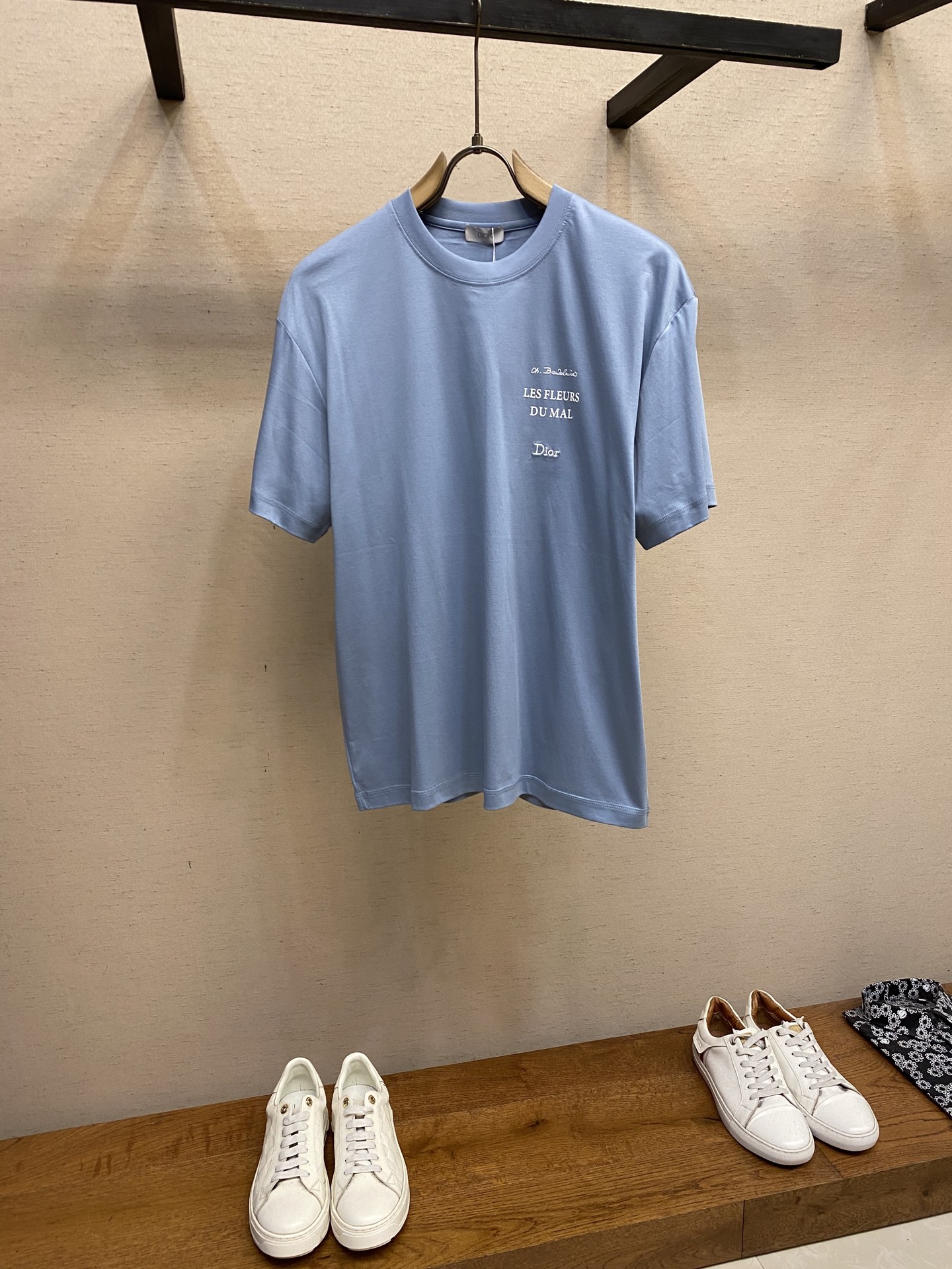 NO:518233,Dior, Xiaodi Copywriting Blue Couple Couple Round Neck Short-Sleeve T-shirt Light Blue Background, like a clear spring sky, pure and healing. The exquisite embroidery on the chest, 'LES FLEURS DU MAL' with Baudelaire's poetry, intertwined with the 'Di*8' logo, is a romantic encounter between fashion and literature. The ratio of 99 cotton + 1 polyester fiber makes the fabric soft and skin-friendly and crisp, and is comfortable and comfortable for daily wear. It can also be easily adapted to different scenes with a jacket. Exquisite turning line, from the neckline to the hem and cuffs, each with craftsmanship, blending the sense of high-end into the details. Size S-XL,,dior, jackets & coats,T-shirt,tees,t-shirt,alexander wang19860909Dior,小迪文案蓝色情侣款圆领短袖T恤 浅蓝底色,像截取了一片春日晴空,纯净又治愈.胸前精致刺绣,“LES FLEURS DU MAL” 带着波德莱尔的诗意,与 “Di*8” 标识交织,是时尚与文学的浪漫邂逅 . 99棉 + 1聚酯纤维的配比,让面料柔软亲肤又不失挺括,日常单穿舒适自在,搭配外套也能轻松适配不同场景.精致车工走线,从领口到下摆、袖口,每一处都藏着匠心,把高级感融进细节里 . 尺码S-XL,,dior,jackets & coats,T-shirt,tees，t-shirt,alexander wang,Men's clothing