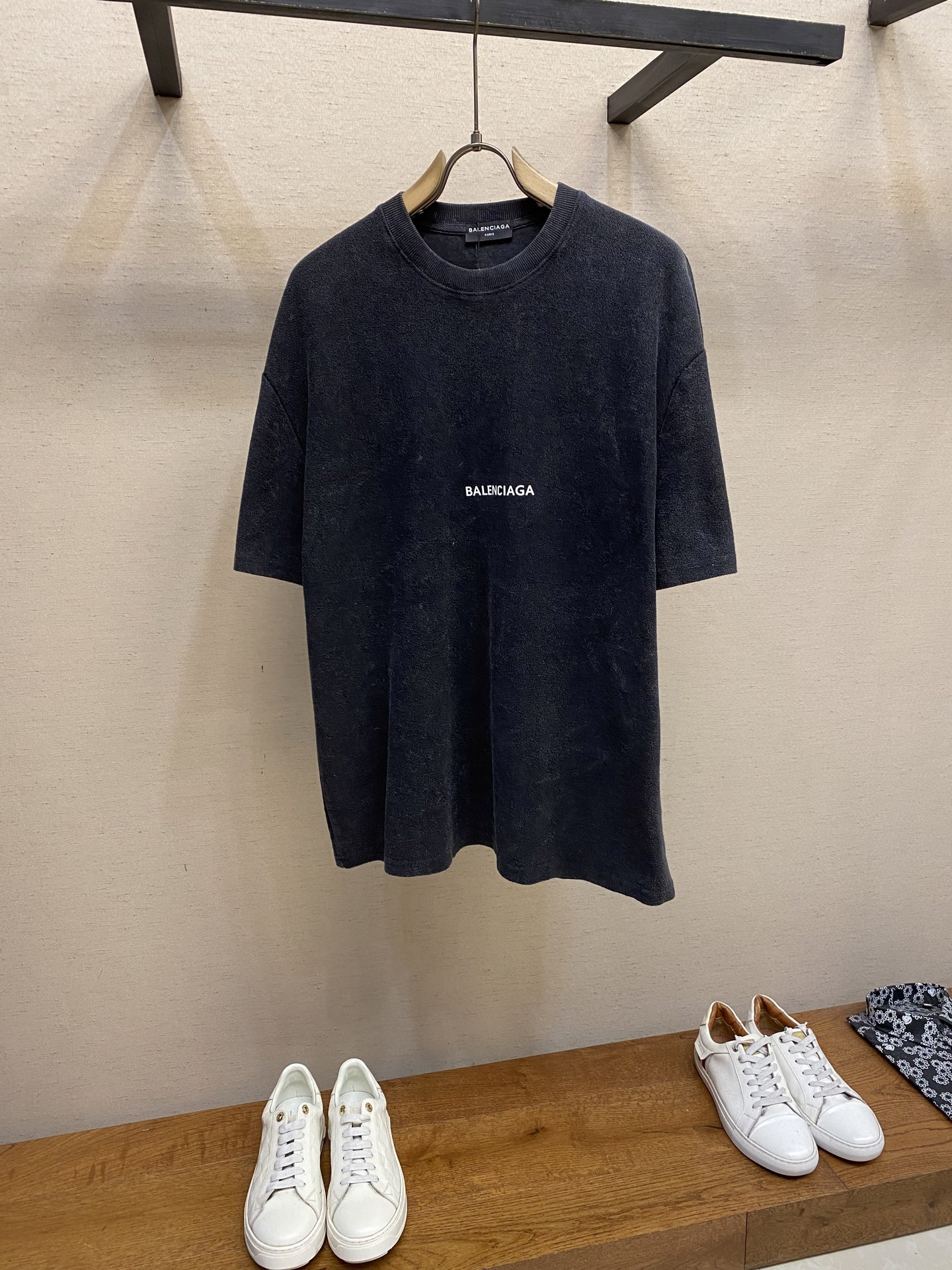 NO:518231,Balenciaga, BLCG Paris ** Autumn and Winter Towel Short-sleeved T-shirt. Fashion items that break the boundaries of the season. In the fashion circle, Paris has never lacked the designs that make people shine. This autumn and Winter Towel Short-sleeved Towel is a unique existence that breaks the conventional season. The simple white 'BALEN***' letter print on the chest is an intuitive logo of the brand identity. There is no unnecessary and complicated design, but it silently declares fashion taste with classic elements. The towel fabric is made with a fine and soft fluff on the surface, like wearing a soft cloud on the body. The autumn and winter seasons bring warmth to the skin; the dark gray main tone has a low-key and high-end feel, and the loose short-sleeved style is fully tolerant of all figures. While lazy and casual, it can easily create a 'boyfriend style' and 'slack' outfit atmosphere. Whether it is worn alone or layered, you can play with different styles.  Size S, M, L, balenciaga, T-shirt,tees, t-shirt,alexander wang19860909Balenciaga,BLCG巴黎**秋冬毛巾短袖T恤.打破季节边界的时尚单品 在时尚圈,巴黎从不缺让人眼前一亮的设计,这款秋冬毛巾短袖,更是打破季节常规的独特存在.胸前简洁的白色“BALEN***”字母印花,是品牌身份的直观标识.没有多余繁杂设计,却以经典元素,默默宣告时尚品味. 采用毛巾面料,表面有着细密柔软的绒毛,像把轻柔云朵穿在身上 秋冬时节,给肌肤带来融融暖意；深灰主调,自带低调高级感,宽松短袖版型,对各种身材包容度满分,慵懒随性的同时,轻松营造“男友风”“松弛感”穿搭氛围,不管是单穿还是叠搭,都能玩转出不同风格. 尺码S,M,L,,balenciaga,T-shirt,tees，t-shirt,alexander wang,Men's clothing