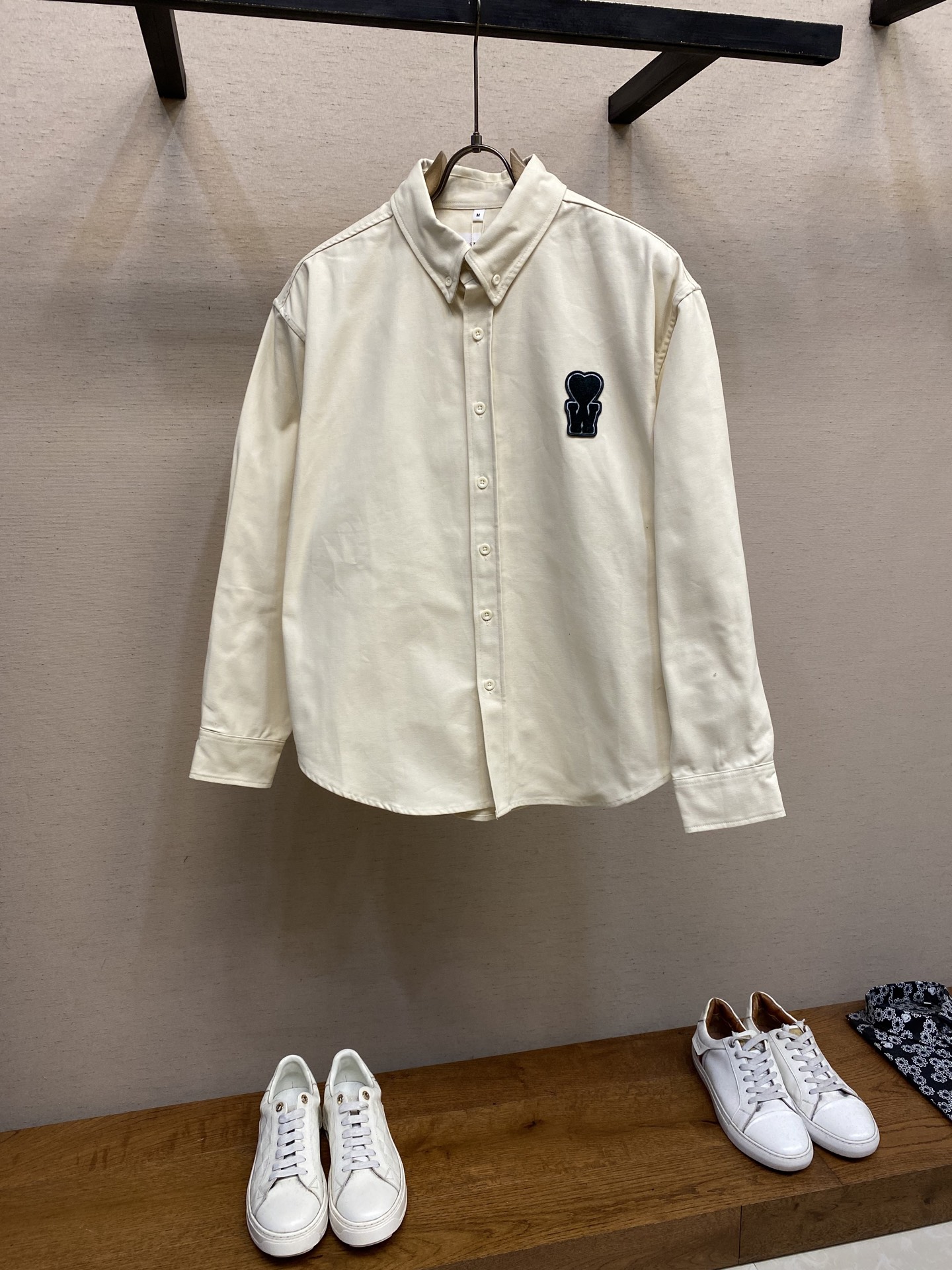 NO:518227,AMI X Wooshik co-branded logo WDC 25 new long-sleeved shirt, same-sex logo shirt jacket for men and women ~ a joint model with Korean Oppa Choi Woo-zhi! It's more than just a shirt! Also, I will have a must-have jacket for autumn and winter! The same casual shirt for men and women! Favorites of celebrities from all walks of life! Classic European and American style, super good-looking and very matching! The quality can be compared at will. The fabric is made of imported bead-floored cotton 320 grams, which is a high-end ready-to-wear standard! The style also breaks the conventional traditional design. This style is more casual, the overall style is extremely simple, the exquisite three-dimensional contrasting embroidered letters A&W on the chest are remarkable, eye-catching and just right, exquisite workmanship, (high-end version) supports any comparison! The upper body is undoubtedly casual and beautiful, all kinds of celebrities, all kinds of trendy people, all kinds of male and female goddesses, and how to wear it, how fashionable it is! Size S-XL, Jackets & coats,shirts,alexander wang19860909AMI X Wooshik联名徽标WDC 25新款长袖衬衫 男女同款徽标衬衫外套～与韩国欧巴崔宇植的联名款！ 它不仅仅是一个衬衣！也上一件秋冬必备的外套！ 男女同款休闲衬衣！各路明星的最爱！ 欧美经典风,超好看搭配性非常强！ 品质可以任意对比,面料选用进口珠地全棉320克面料,高级成衣标准！ 版型也是打破了常规的传统设计,这款版型更加休闲,整体风格极简到极致,胸前精致立体撞色刺绣字母A&W辦识度显著,醒目且恰到好,做工精致,（高版本）支持任意对比！ 上身毋庸置疑的休闲好看,各路明星,各路潮人,各路男神女神的必备品,怎么穿怎么潮！ 尺码S-XL,,jackets & coats,shirts,alexander wang,Men's clothing