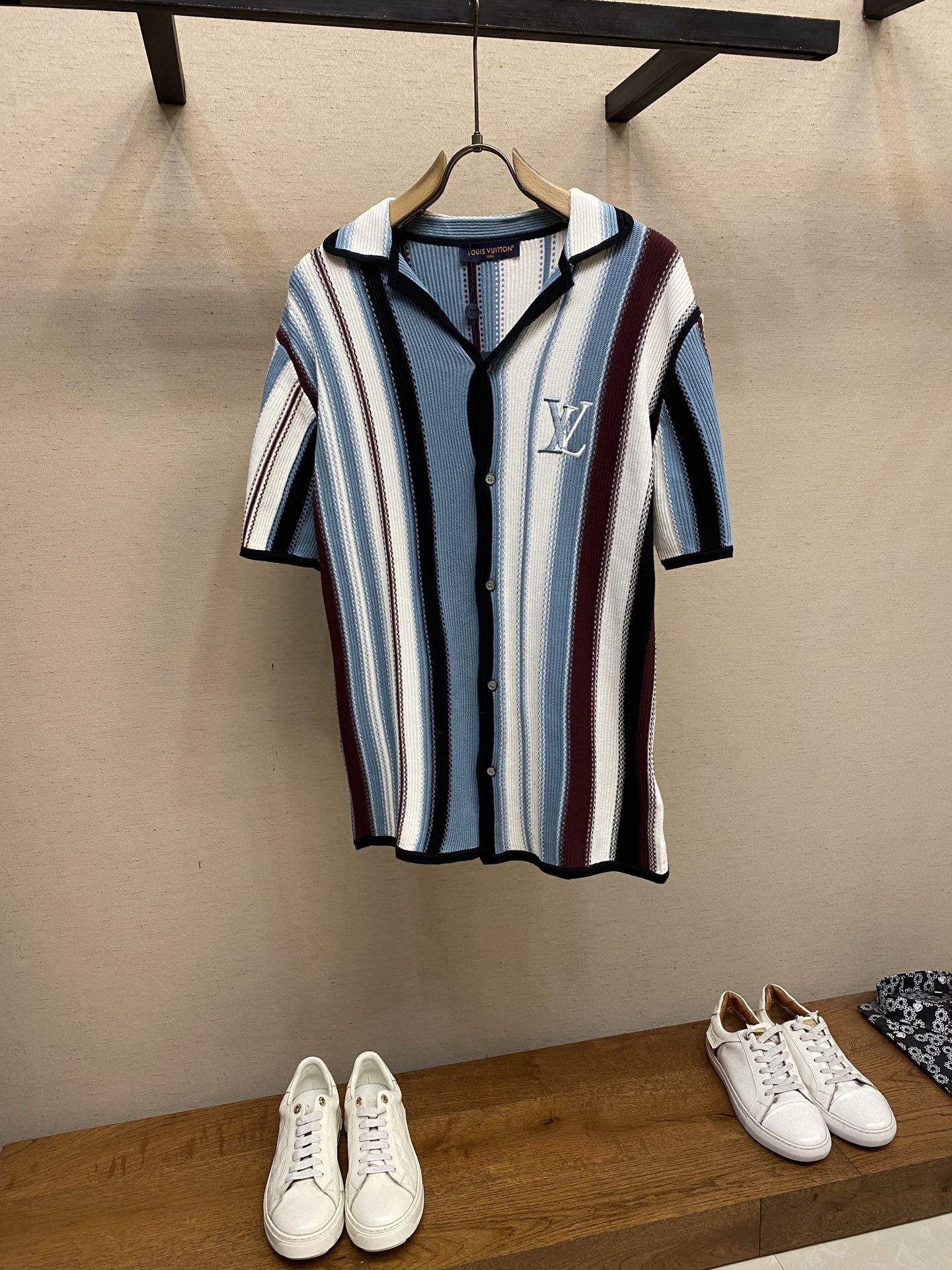 NO:518229,1V, Louis Vuitton men's short-sleeved shirt, organic cotton vertical striped crochet embroidery 25 new model size XS-L,,louis vuitton,shirts,T-shirt,alexander wang198609091V,路易威登男士短袖衬衫 有机棉竖条纹钩针编织绣花25新款 尺码XS-L,,louis vuitton,shirts,T-shirt,alexander wang,Men's clothing