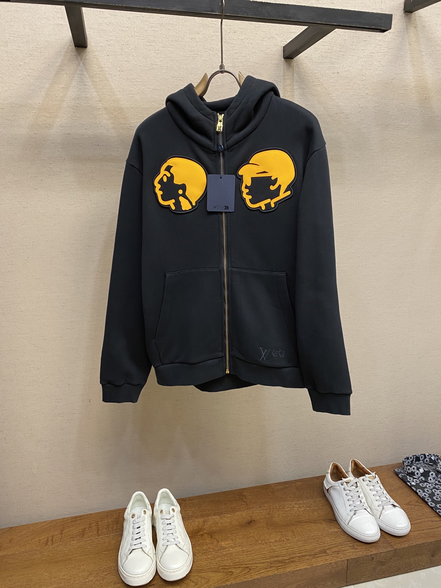 NO:519919,1V [Replica] Louis Home This cotton hoodie is embroidered with a 1V PN logo on the left chest pocket, and then incorporates the portrait embroidery of Pharrell Williams and Nigo to the VVN real cowhide to commemorate the creative cooperation and deep friendship between the two designers in the 2025 autumn and winter show. The turtle neck can be transformed into a balaclava hat through a zipper. It is recommended to dry cleaning or reverse wrap laundry bags quickly wash and medium-temperature reverse iron!  Size S-XL, louis vuitton,cowhide,hats,alexander wang198609091V【复刻】路易家 本款棉质连帽衫于左侧胸袋刺绣 1V PN 标识,再为 VVN 真牛皮革贴饰融入 Pharrell Williams 与 Nigo 的肖像刺绣,纪念两位设计师在 2025 秋冬大秀的创意合作和深厚友谊.高领可通过拉链变身为巴拉克拉法帽. 建议干洗或反面包裹洗衣袋冷水快速机洗中温反面熨烫！ 尺码S-XL,,louis vuitton,cowhide,hats,alexander wang,Men's clothing