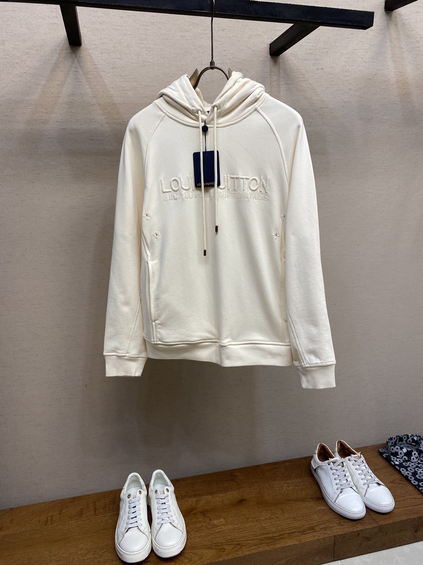 NO:519922,1V Louis Home This cotton hoodie relies on the ready-to-wear dyeing process to present a water-washed retro texture. The embroidered logo and exquisite eyelets perfect the leisurely atmosphere of summer, with soft ribs outlined at the sleeves and the sides. It is recommended to dry cleaning or reverse wrap laundry bags quickly wash and medium-temperature reverse ironing!  Size S-XL, louis vuitton,hats,alexander wang198609091V 路易家 本款棉质连帽衫依托成衣染色工艺,呈现水洗复古质感.刺绣标识和考究孔眼完善夏日闲适气息,衣袖和侧面下方勾勒柔软罗纹. 建议干洗或反面包裹洗衣袋冷水快速机洗中温反面熨烫！ 尺码S-XL,,louis vuitton,hats,alexander wang,Men's clothing