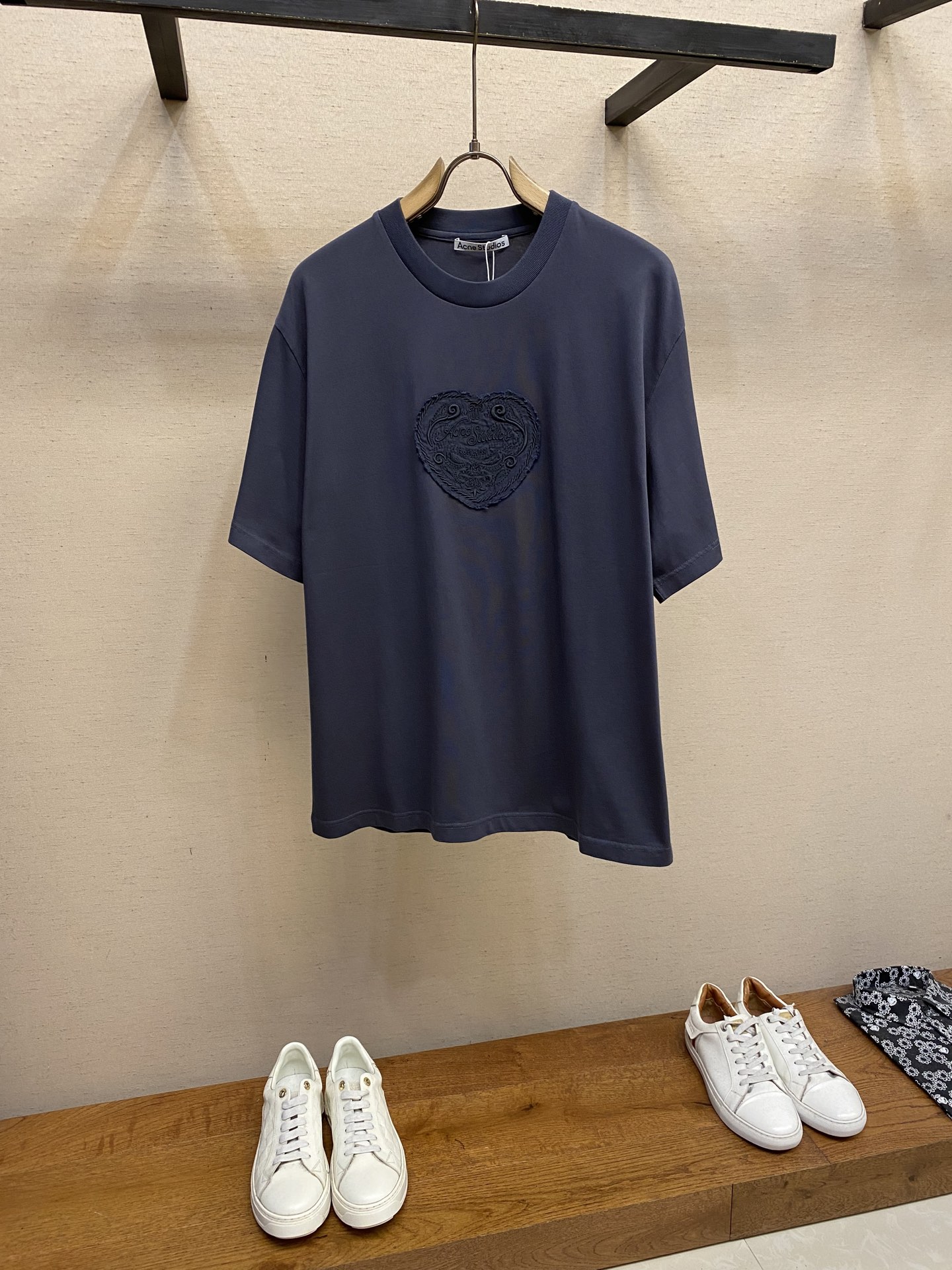 NO:930996,Acne Studios 2026FW This round-neck short-sleeved T-shirt is made of cotton jersey fabric, decorated with seasonal heart-shaped patterns, with a delicate surface texture and a retro effect. Unisex style, casual fit, hip-length. Made of cotton fabric, with a garment-washed distressed design. Casual and versatile, the upper body is very comfortable, especially suitable for people like me who like to wear comfortable clothes. In terms of art, I am absolutely at the top. Simple art has always been at the top of the European trend.  Washing method: dry clean or quick machine wash in cold water on reverse side and let dry naturally!  Avoid soaking in warm water!  !  !  !  !  !  Size S-XL,,acne studios,dior,T-shirt,19860909Acne Studios 2026FW 此款圆领短袖 T 恤选用棉质平纹针织面料制成,饰有当季心形图案,表面纹理细腻,呈复古效果.中性风格,休闲版型,衣长及臀.选用棉质面料制成,采用成衣洗水做旧设计.休闲百搭的一款 上身很舒适 特别适合我这种喜欢舒适穿着 论艺术绝对玩到顶尖 简约艺术始终走在欧洲潮流顶端 洗涤方式干洗或反面冷水快速机洗自然晾干！忌温热水浸泡！！！！！！ 尺码S-XL,,acne studios,dior,T-shirt,,Men's clothing