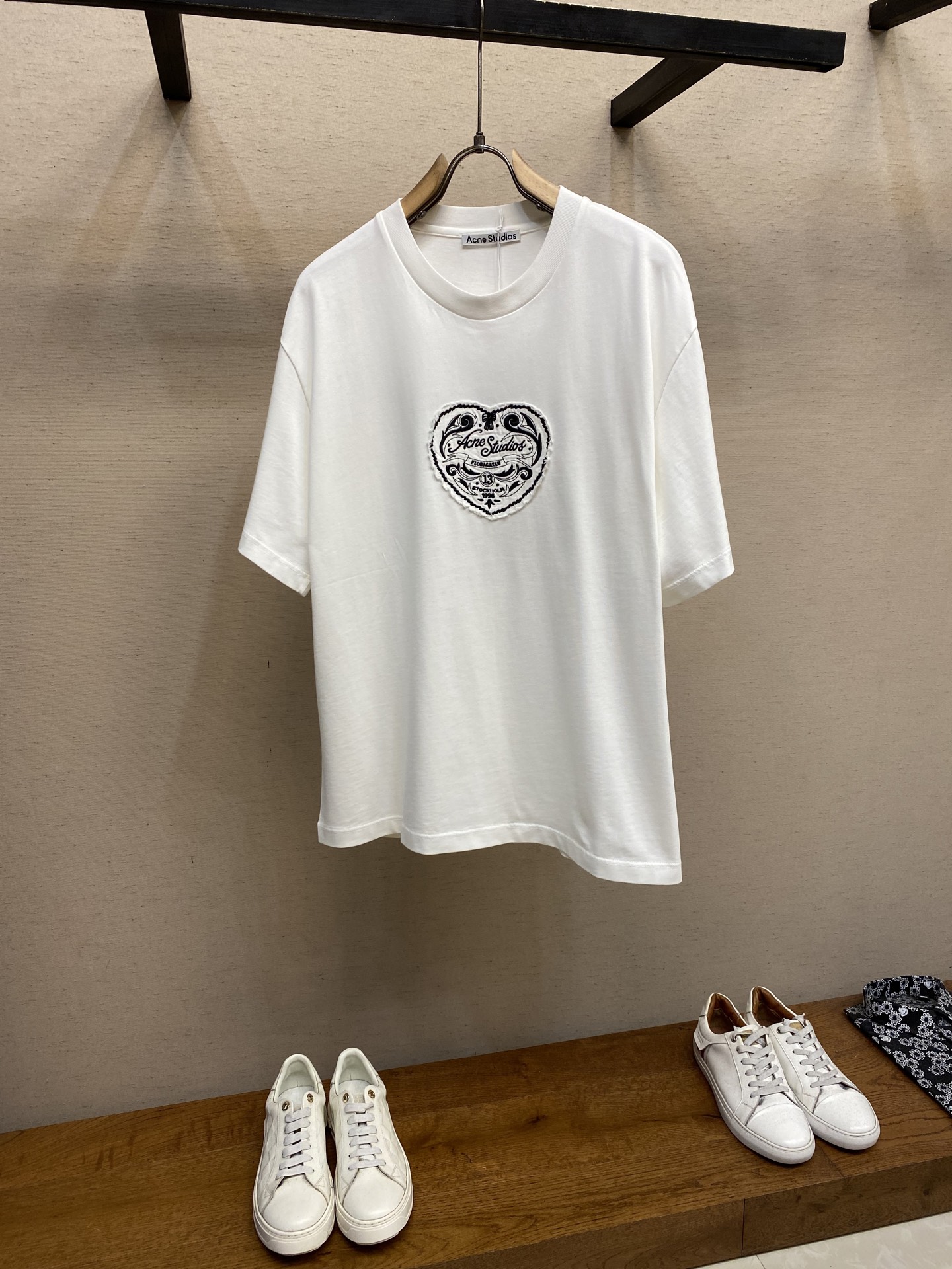 NO:519899,Acne Studios 2025FW This round neck short-sleeved T-shirt is made of cotton jersey fabric, decorated with seasonal heart-shaped patterns, with delicate surface texture and retro effect. Neutral style, casual style, long and hips. Made of cotton fabric, with an old design with laundry washing water. A casual and versatile model. The upper body is very comfortable and especially suitable for me like to wear comfortably. In terms of art, it is absolutely top-notch. Simple art is always at the top of European trends. Washing method, dry cleaning or cold water on the back quickly machine-washing and drying naturally!  Avoid soaking in warm water. Size S-XL, acne studios,dior,T-shirt,alexander wang19860909Acne Studios 2025FW 此款圆领短袖 T 恤选用棉质平纹针织面料制成,饰有当季心形图案,表面纹理细腻,呈复古效果.中性风格,休闲版型,衣长及臀.选用棉质面料制成,采用成衣洗水做旧设计.休闲百搭的一款 上身很舒适 特别适合我这种喜欢舒适穿着 论艺术绝对玩到顶尖 简约艺术始终走在欧洲潮流顶端 洗涤方式干洗或反面冷水快速机洗自然晾干！忌温热水浸泡 尺码S-XL,,acne studios,dior,T-shirt,alexander wang,Men's clothing