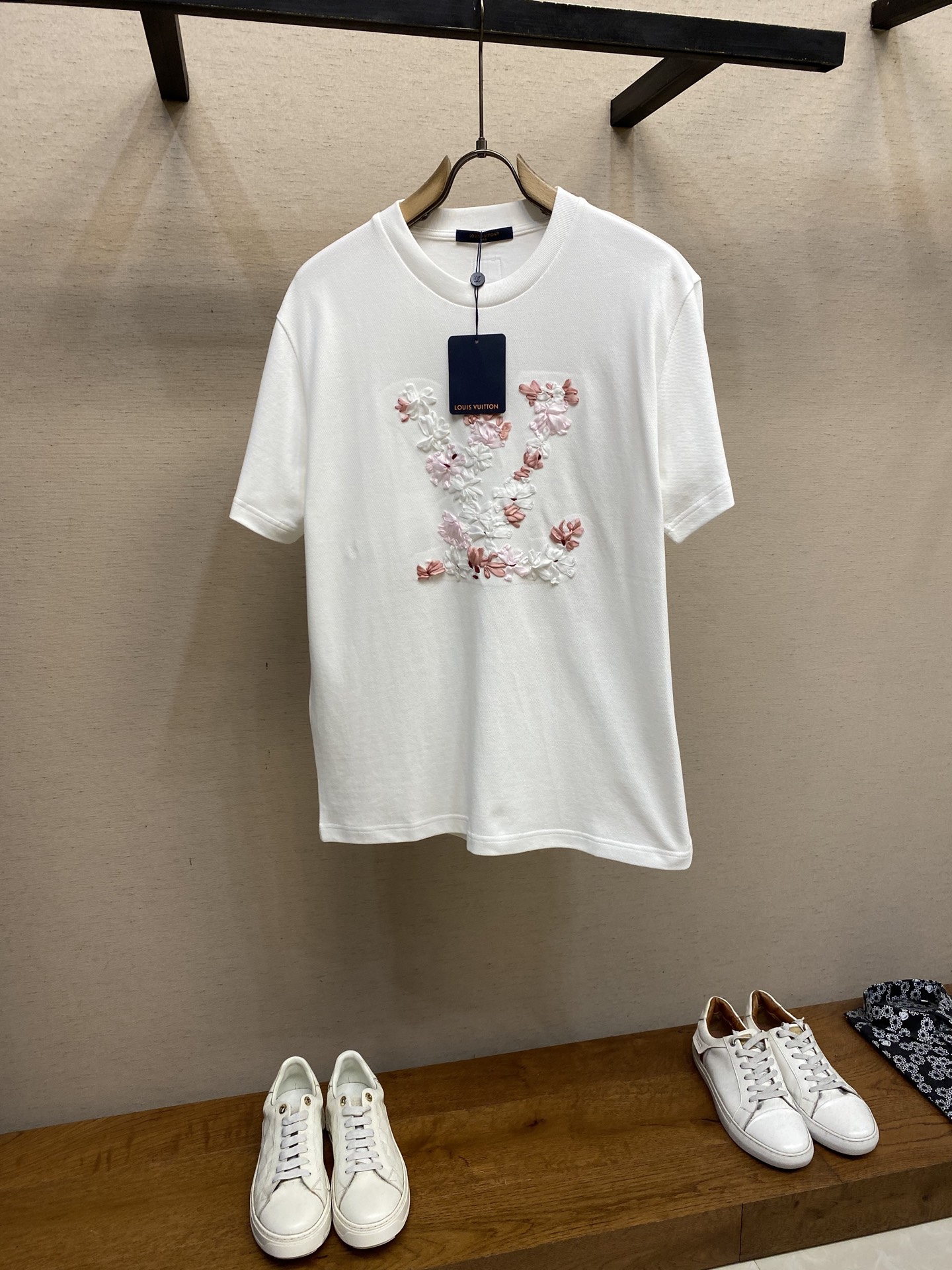 NO:519902,1V [Replica] Louis Home This cotton T-shirt continues the creative aesthetics that Pharrell Williams and Nigo poured into the 2025 autumn and winter show, injecting summer style into the elegant design. Elaborate embroidery and Mingli ribbons are built with LV Blossom patterns, reminiscent of the cherry blossom trees in Nigo's hometown. Only dry cleaning or reverse wrap laundry bags are allowed to quickly wash medium-temperature reverse ironing!  Size S-XL, louis vuitton,louis vuitton,alexander wang198609091V【复刻】路易家 本款棉质 T 恤延续 Pharrell Williams 与 Nigo 于 2025 秋冬秀场倾注的创意美学,为闲雅设计注入夏日风情.考究刺绣与明丽丝带共筑 LV Blossom 图案,令人联想起 Nigo 故乡繁花盛放的樱花树. 仅限干洗或反面包裹洗衣袋冷水快速机洗中温反面熨烫！ 尺码S-XL,,louis vuitton,louis vuitton,alexander wang,Men's clothing