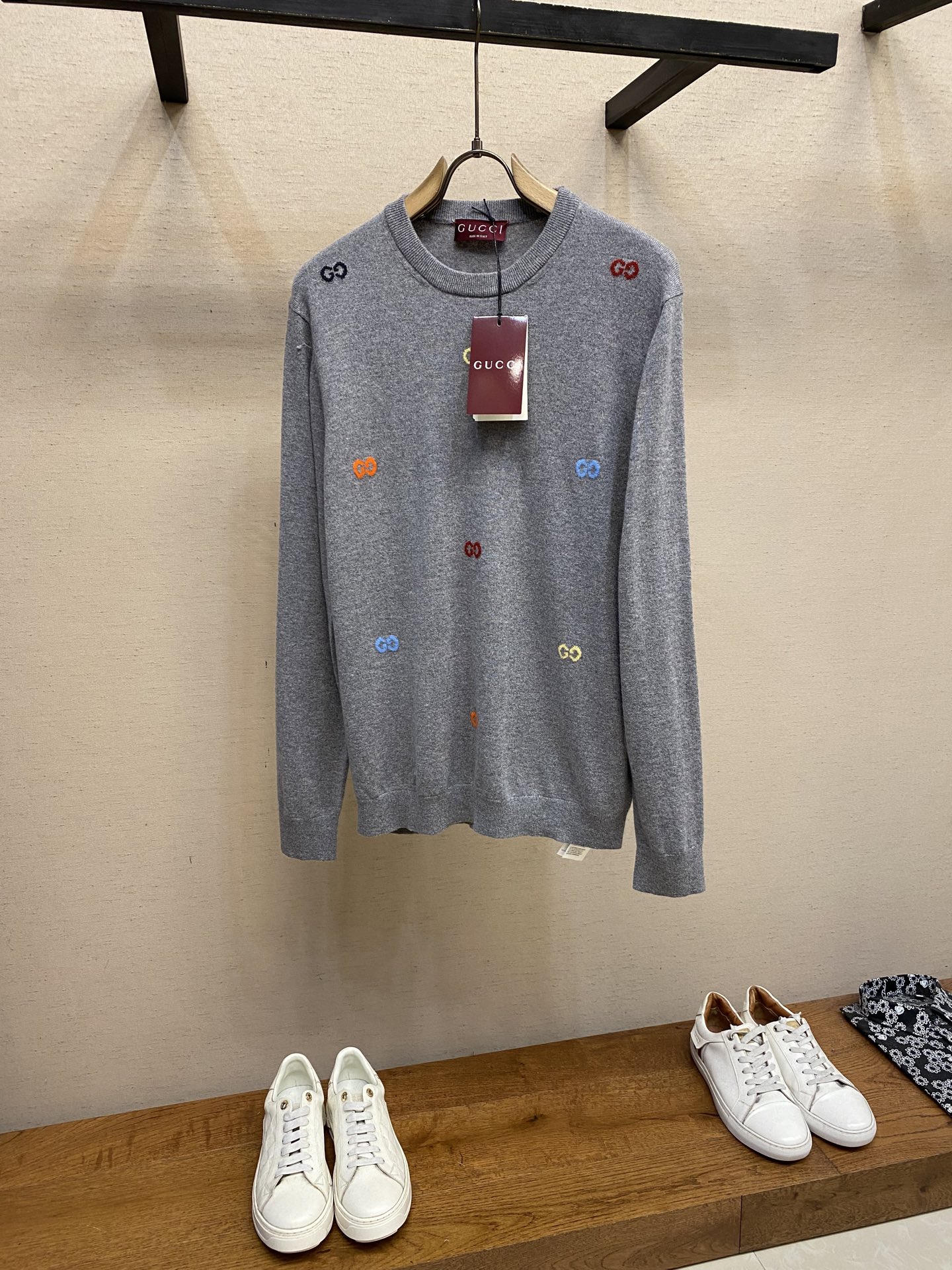 NO:519910,Gucci, G letter jacquard sweater The wool material is made of Basura wool yarn with relatively high finished products. We use 14-needle German imported machine for knitting. The jacquard design technology is very complex, which is different from the modified version of the market. 6 sets of yarns are turned back and forth, and the spit nozzle kicks around, greatly increasing the knitting time, and a single piece takes 195 minutes per piece. Specific three-standard washing Size XS-L,,gucci,sweaters,alexander wang19860909Gucci,G字母提花毛衣 毛料选用成品比较高的巴素兰羊毛纱线, 衣片我们选用14针德国进口机进行编织,字目位置提花设计工艺及其复杂,与市场的改版版本不同,6组纱线来回翻针,沙嘴踢来踢去,大大的增加了编织时间,单件耗时195分钟/件. 特定三标水洗 尺码XS-L,,gucci,sweaters,alexander wang,Men's clothing