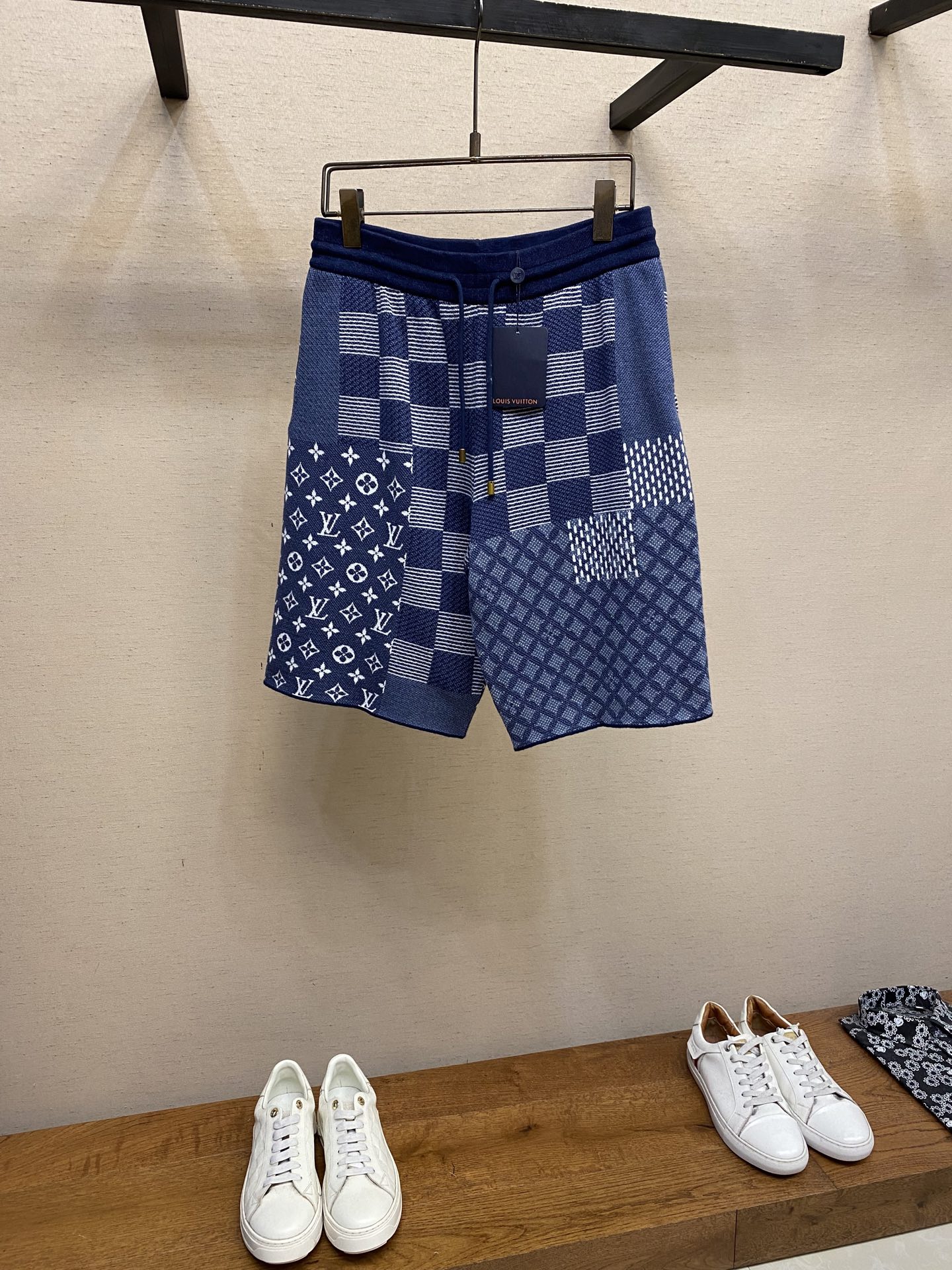 NO:519913,1V, checkerboard wool shorts, wool material is ordered and dyed 4 colors 40s combed cotton, using imported Stor 16-needle wool loom for four-color jacquard technology, it took more than ten years of master to buckle the picture and knit it. It took 290 minutes per piece per piece, each piece is positioned and furnished, and the specific three-standard wash. Size XS-L, shorts, alexander wang198609091V、棋盘格毛织短裤 毛料订染4色40s精梳棉,采用进口斯托尔16针毛织机做四色提花工艺,由十几年老师傅花费3天扣图编织,单件耗时290分钟/件,每件定位花制造、缝盘检验,特定三标水洗 尺码XS-L,,shorts,alexander wang,Men's clothing