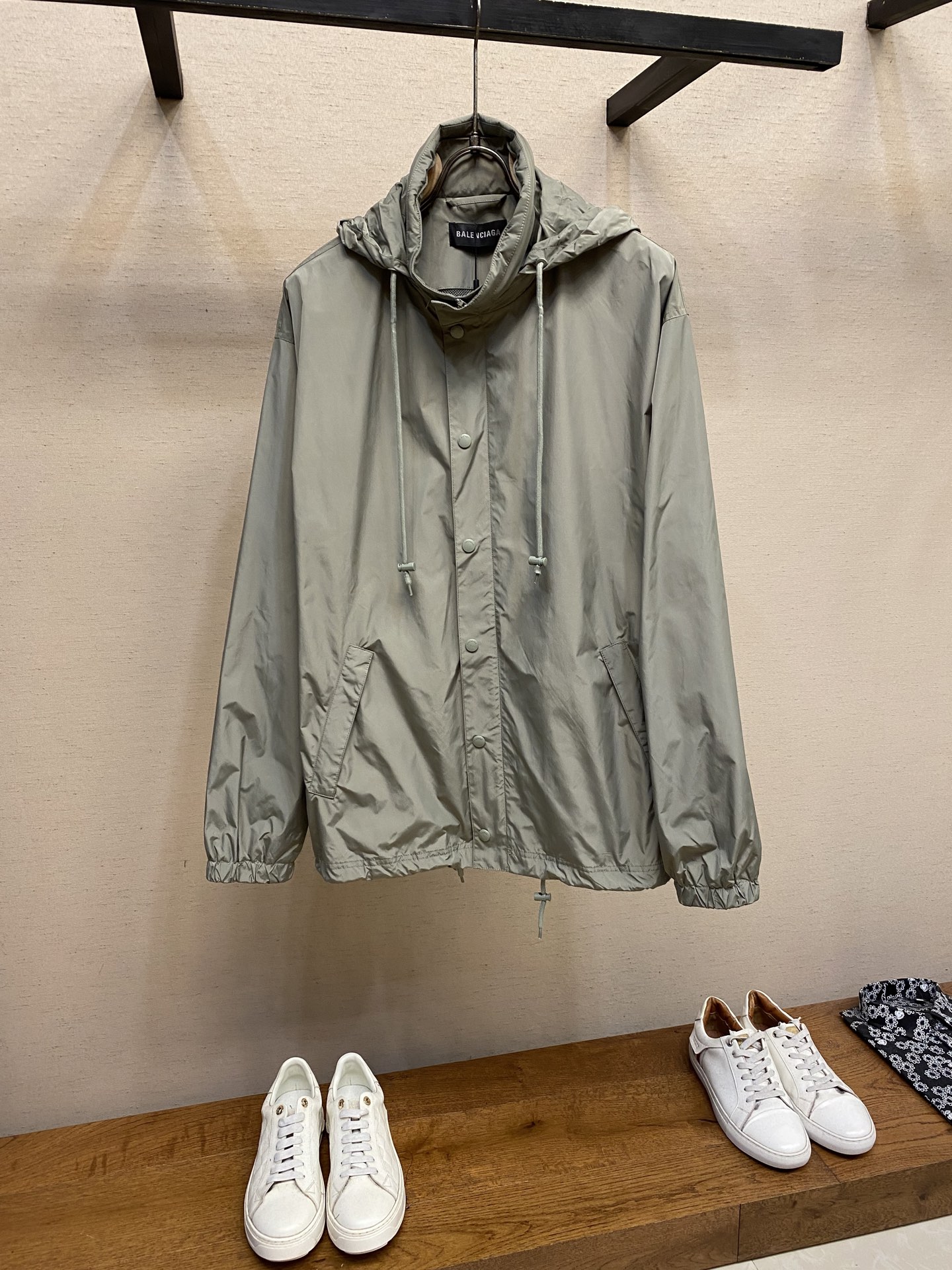 NO:519907,Balenciaga, Balenciaga, new light green (the physical color is better) hat can be stored LOGO letter black print oversized style, same style for men and women Size; S-XL,,balenciaga,balenciaga,versace,hats,alexander wang19860909Balenciaga、巴黎世家冲锋衣 早秋新款浅绿色(实物颜色更佳)帽子可收纳 LOGO字母黑色印花 oversized版型 男女同款 尺码；S-XL,,balenciaga,balenciaga,versace,hats,alexander wang,Men's clothing