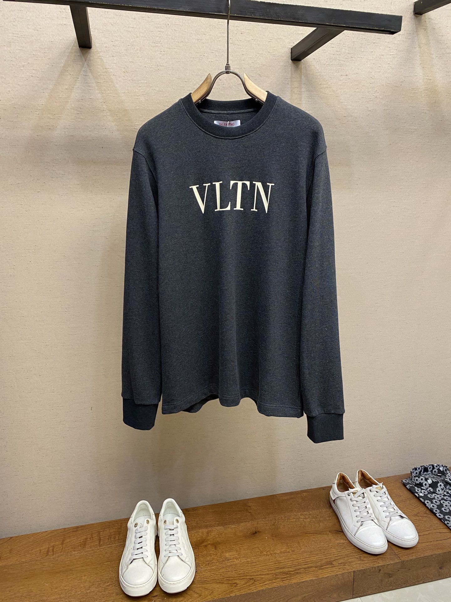 NO:519901,VLT...Valentino's new round neck loose cotton ring long sleeve logo letter print black rivet decoration loose style male and female model Size S-XL, valentino, alexander wang19860909VLT……华伦天奴新款圆领宽松棉圈长袖 logo字母印花 黑色铆钉饰 宽松版型 男女同款 尺码S-XL,,valentino,alexander wang,Men's clothing