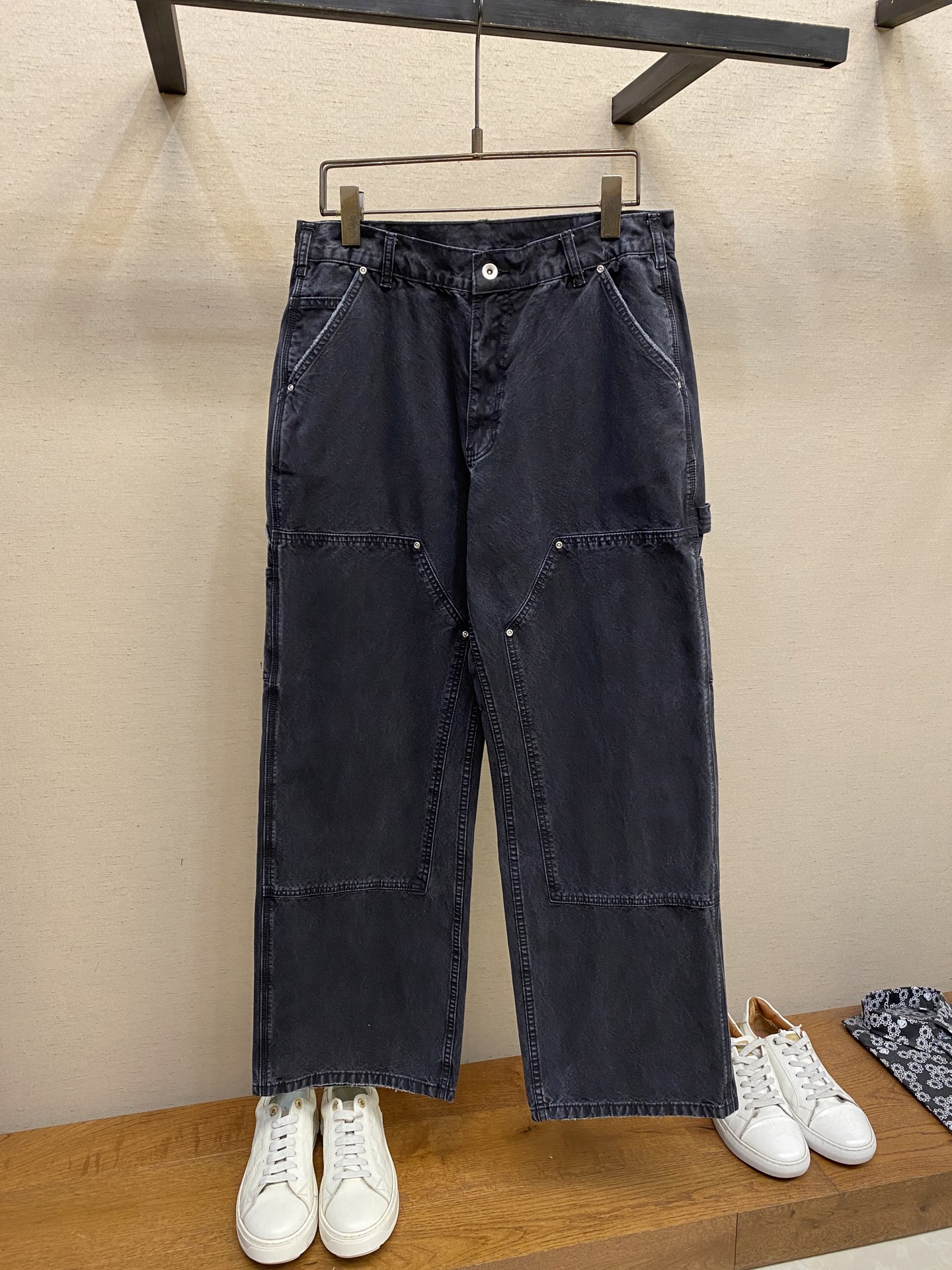 NO:519895,MM6 new workwear straight jeans, multi-pocket design, wash water and old black, digital small logo embroidery, straight loose and versatile size S-XL,,masion magiela,jeans,alexander wang19860909MM6新款工装直筒牛仔裤 多口袋设计 洗水做旧黑色 数字小logo刺绣 直筒宽松百搭 尺码S-XL,,masion margiela,jeans,alexander wang,Men's clothing