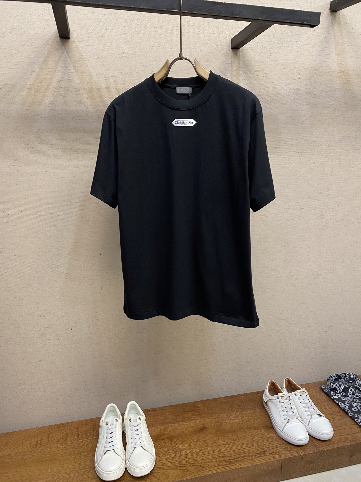 🌟🌟Dior、小标签圆领短袖发售色系：黑色、白色⚠️原,500购买；棉质平纹针织面料、胸前饰以小标签、罗