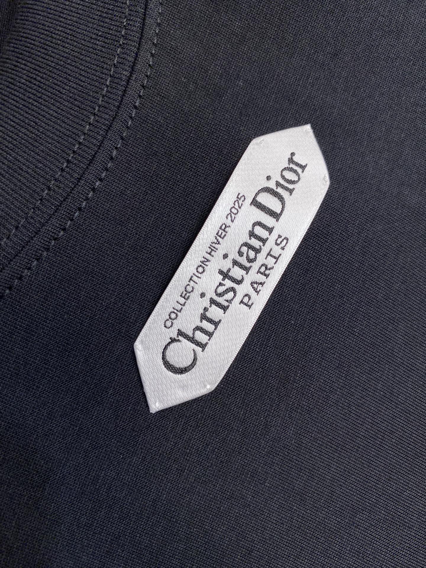 🌟🌟Dior、小标签圆领短袖发售色系：黑色、白色⚠️原,500购买；棉质平纹针织面料、胸前饰以小标签、罗