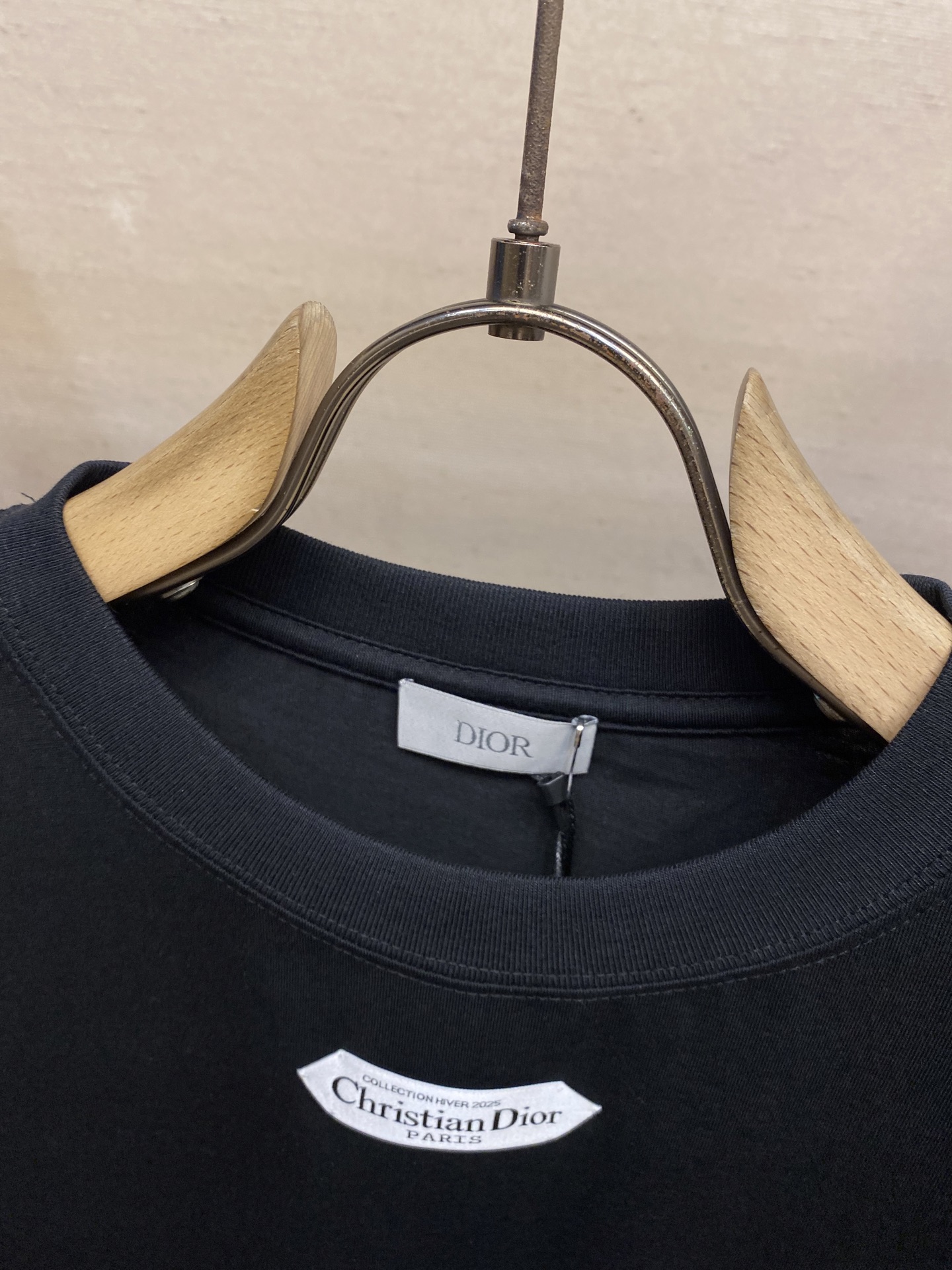 🌟🌟Dior、小标签圆领短袖发售色系：黑色、白色⚠️原,500购买；棉质平纹针织面料、胸前饰以小标签、罗