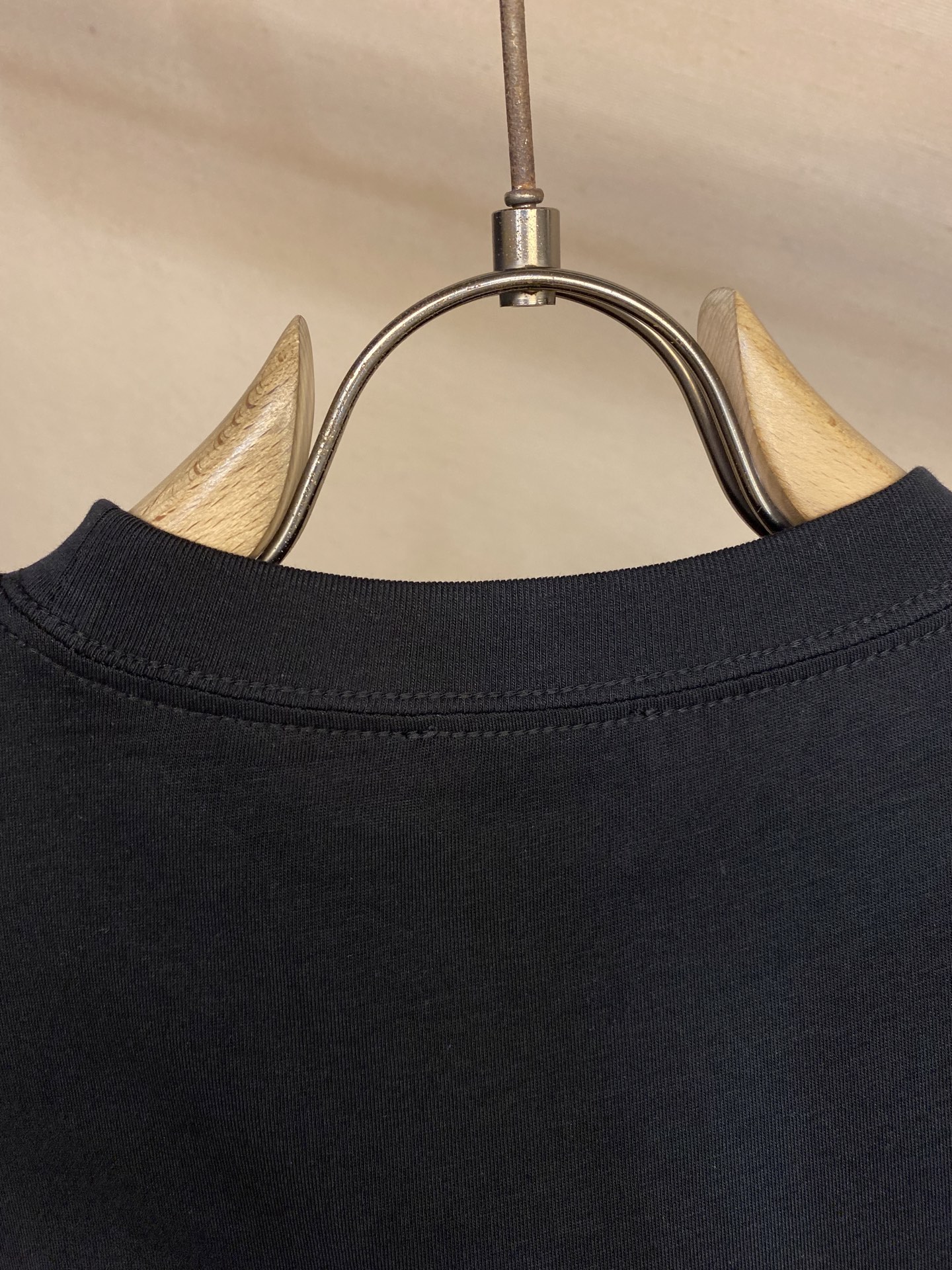 🌟🌟Dior、小标签圆领短袖发售色系：黑色、白色⚠️原,500购买；棉质平纹针织面料、胸前饰以小标签、罗