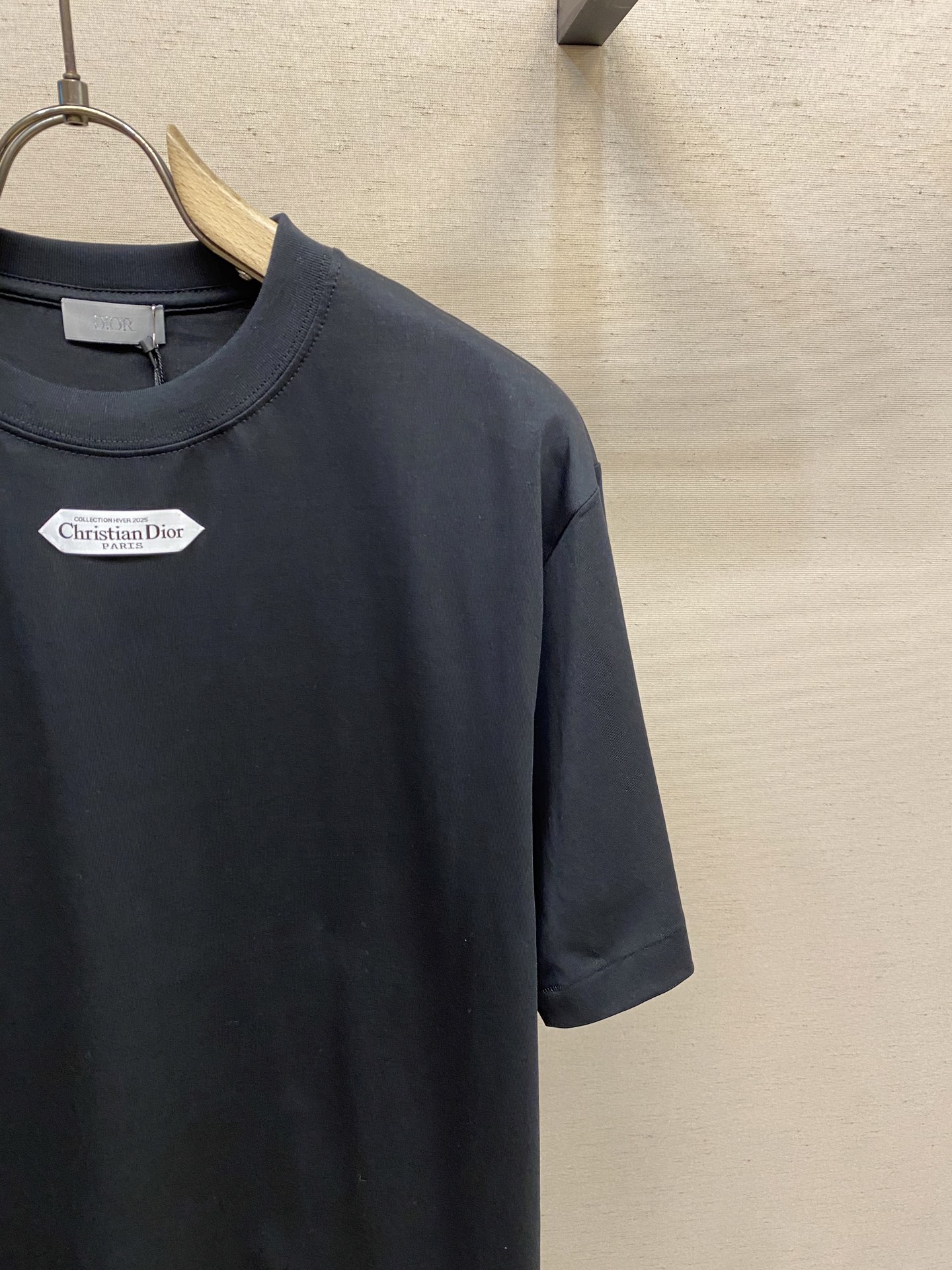 🌟🌟Dior、小标签圆领短袖发售色系：黑色、白色⚠️原,500购买；棉质平纹针织面料、胸前饰以小标签、罗