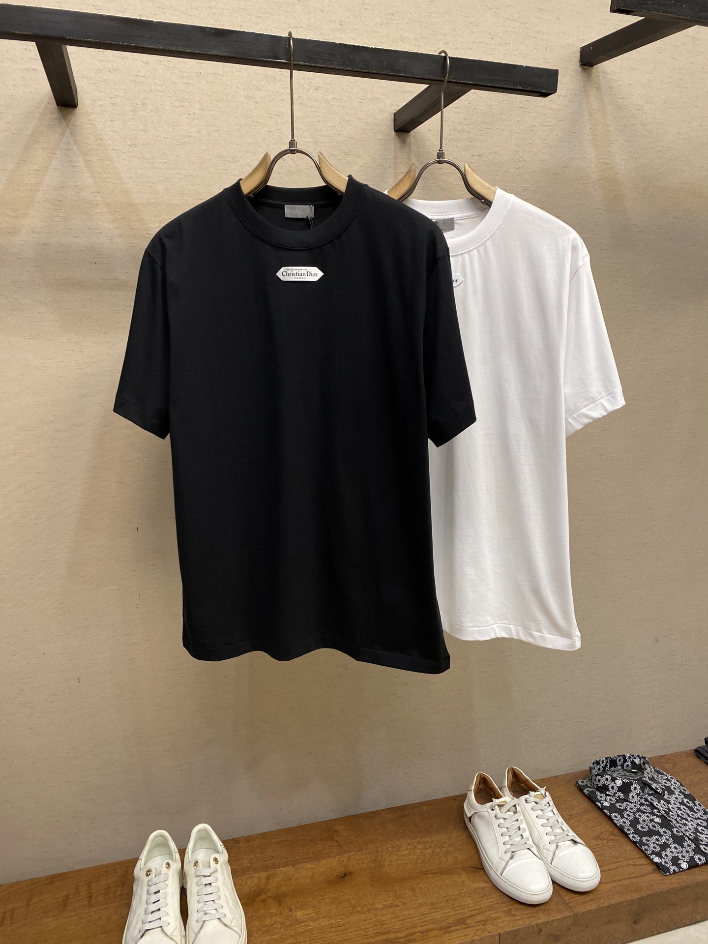 🌟🌟Dior、小标签圆领短袖发售色系：黑色、白色⚠️原,500购买；棉质平纹针织面料、胸前饰以小标签、罗