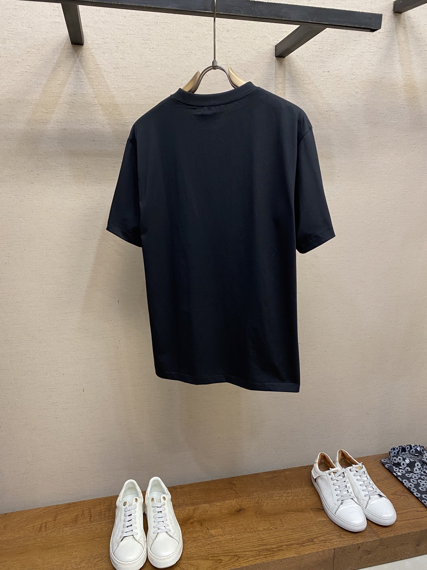 🌟🌟Dior、小标签圆领短袖发售色系：黑色、白色⚠️原,500购买；棉质平纹针织面料、胸前饰以小标签、罗