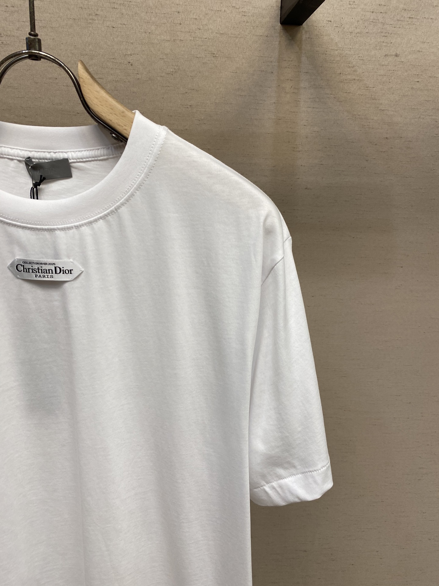 🌟🌟Dior、小标签圆领短袖发售色系：黑色、白色⚠️原,500购买；棉质平纹针织面料、胸前饰以小标签、罗