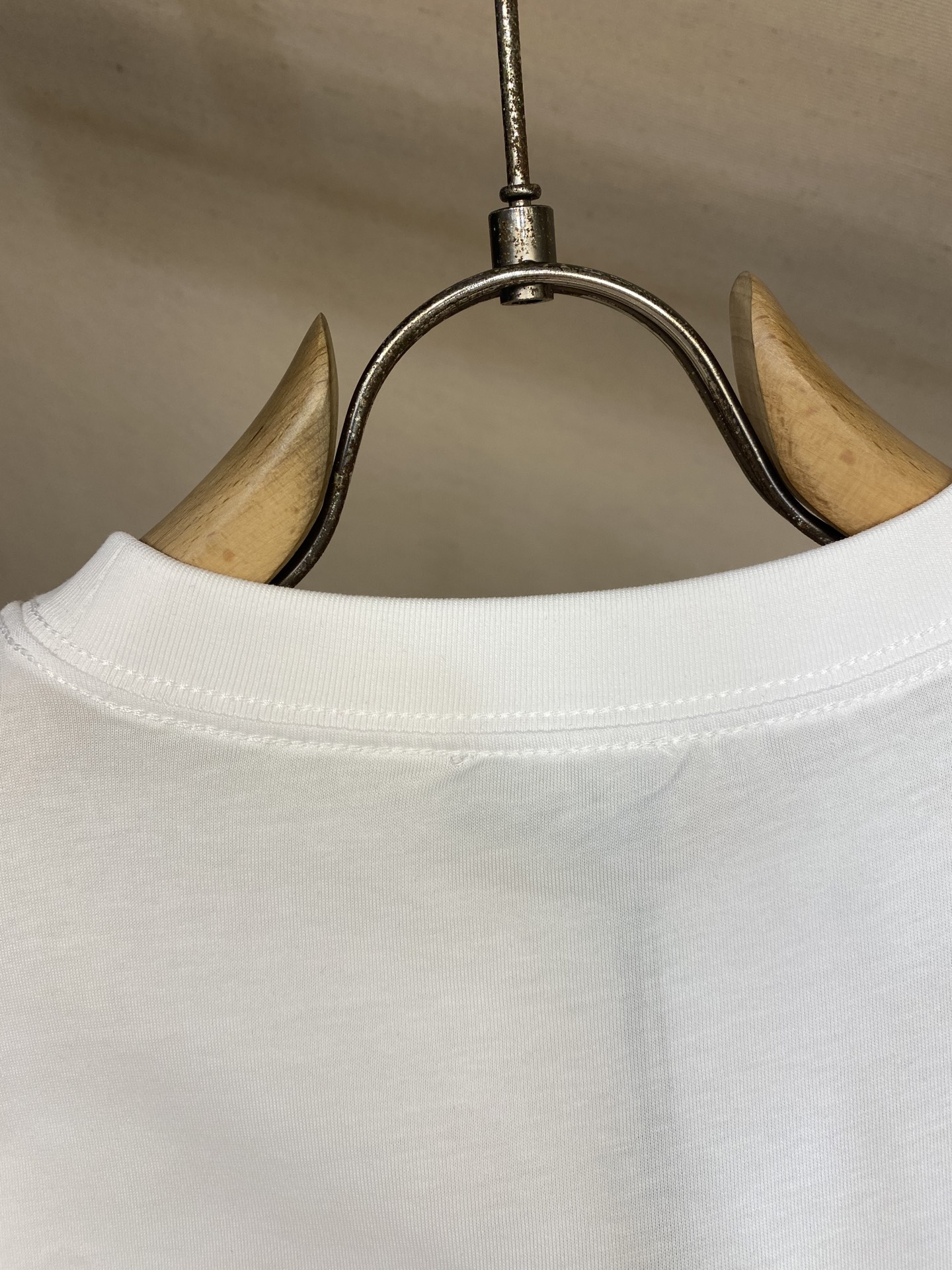 🌟🌟Dior、小标签圆领短袖发售色系：黑色、白色⚠️原,500购买；棉质平纹针织面料、胸前饰以小标签、罗