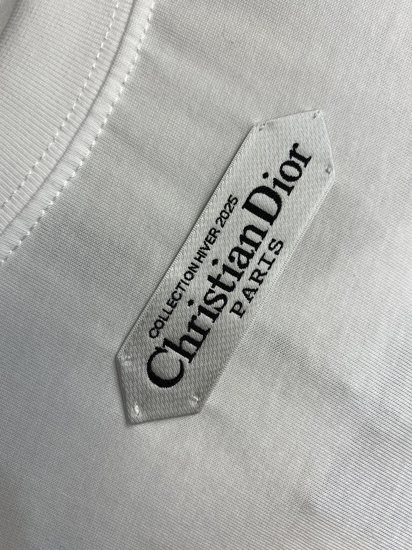 🌟🌟Dior、小标签圆领短袖发售色系：黑色、白色⚠️原,500购买；棉质平纹针织面料、胸前饰以小标签、罗