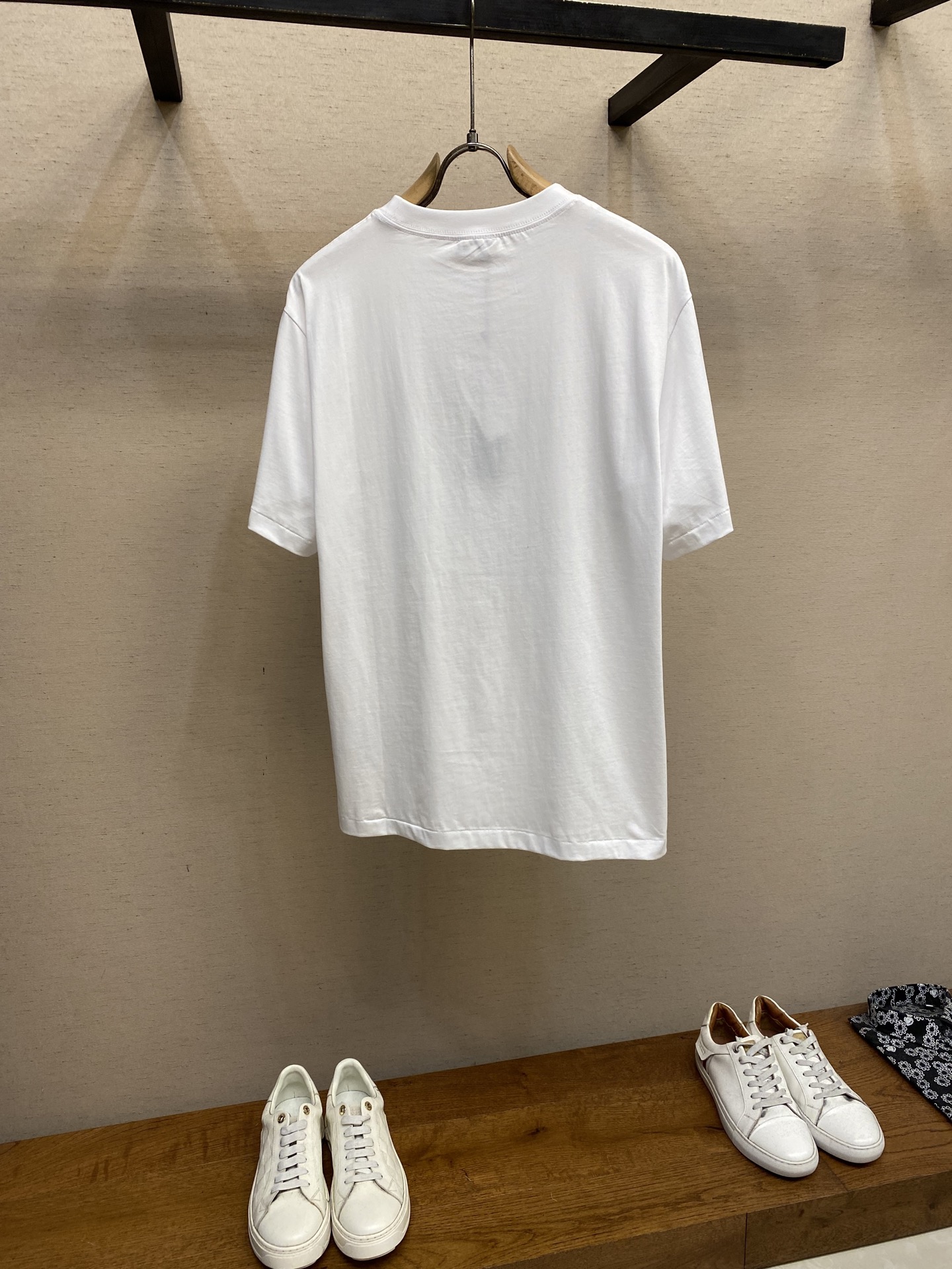 🌟🌟Dior、小标签圆领短袖发售色系：黑色、白色⚠️原,500购买；棉质平纹针织面料、胸前饰以小标签、罗