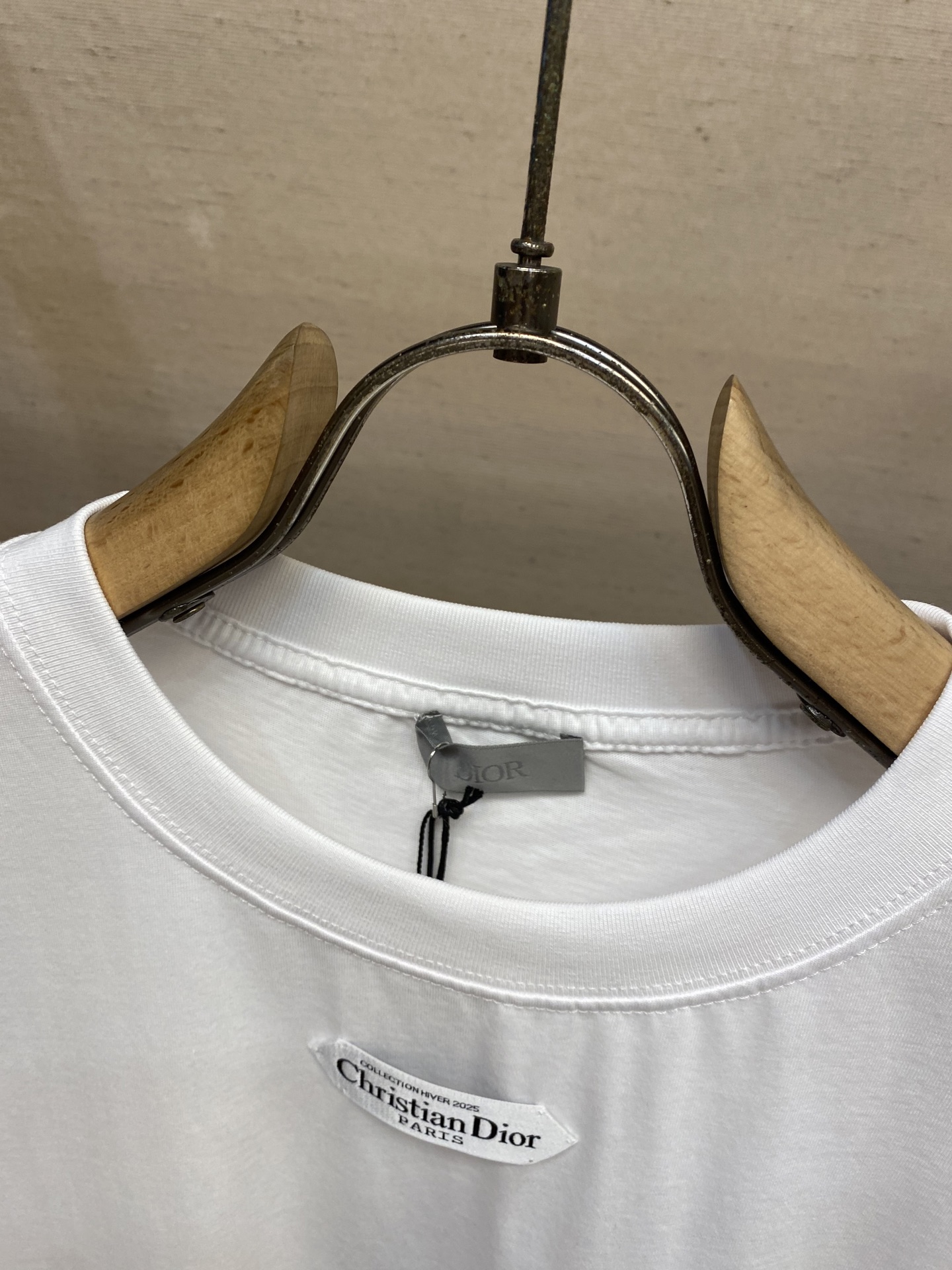 🌟🌟Dior、小标签圆领短袖发售色系：黑色、白色⚠️原,500购买；棉质平纹针织面料、胸前饰以小标签、罗