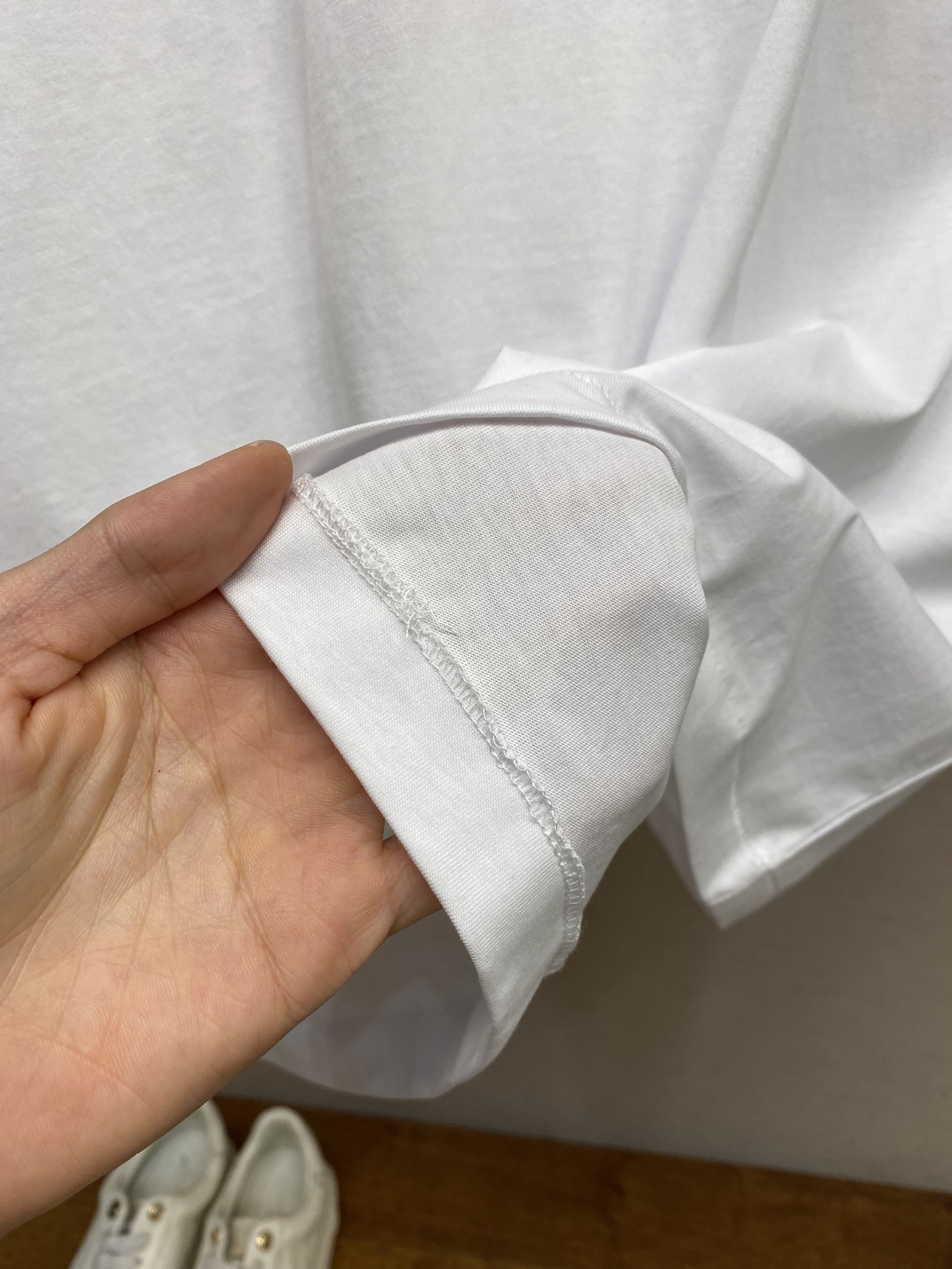 🌟🌟Dior、小标签圆领短袖发售色系：黑色、白色⚠️原,500购买；棉质平纹针织面料、胸前饰以小标签、罗