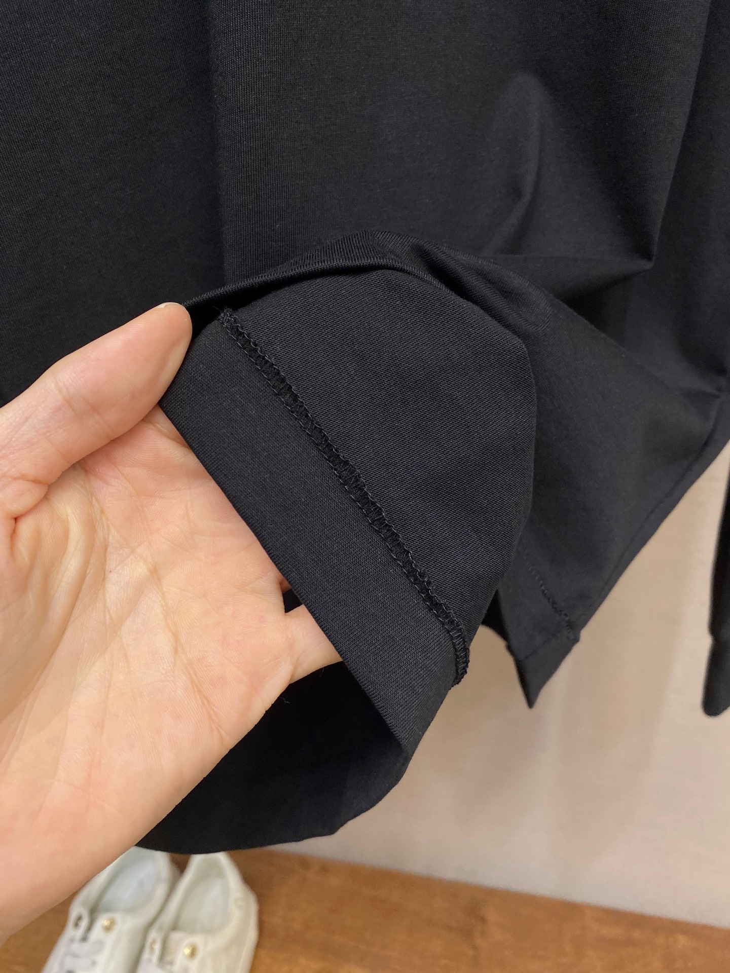 🌟🌟Dior，小标签圆领长袖发售色系：黑色、白色⚠️原,900购买；棉质平纹针织面料、胸前饰以小标签、罗