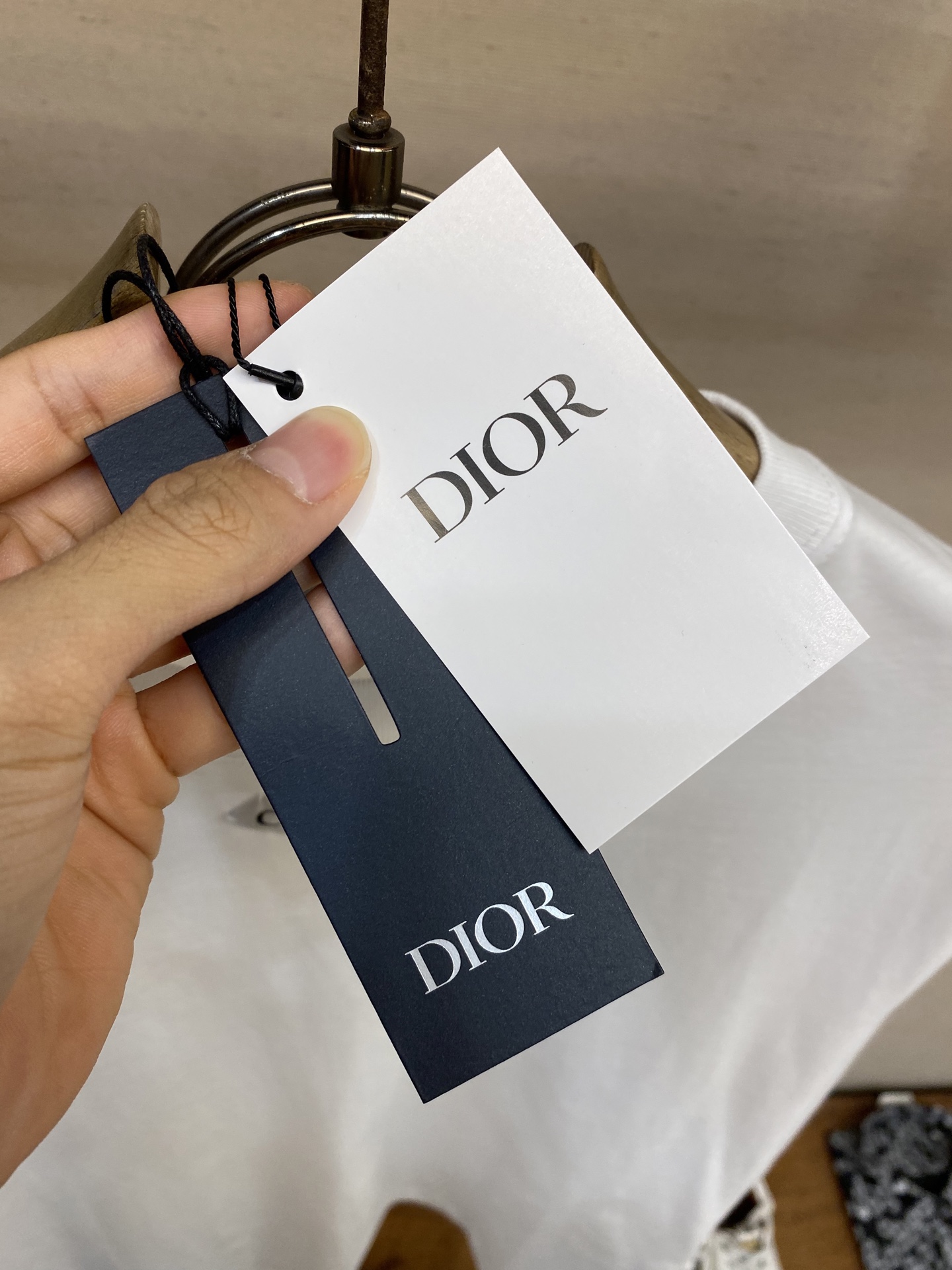 🌟🌟Dior，小标签圆领长袖发售色系：黑色、白色⚠️原,900购买；棉质平纹针织面料、胸前饰以小标签、罗