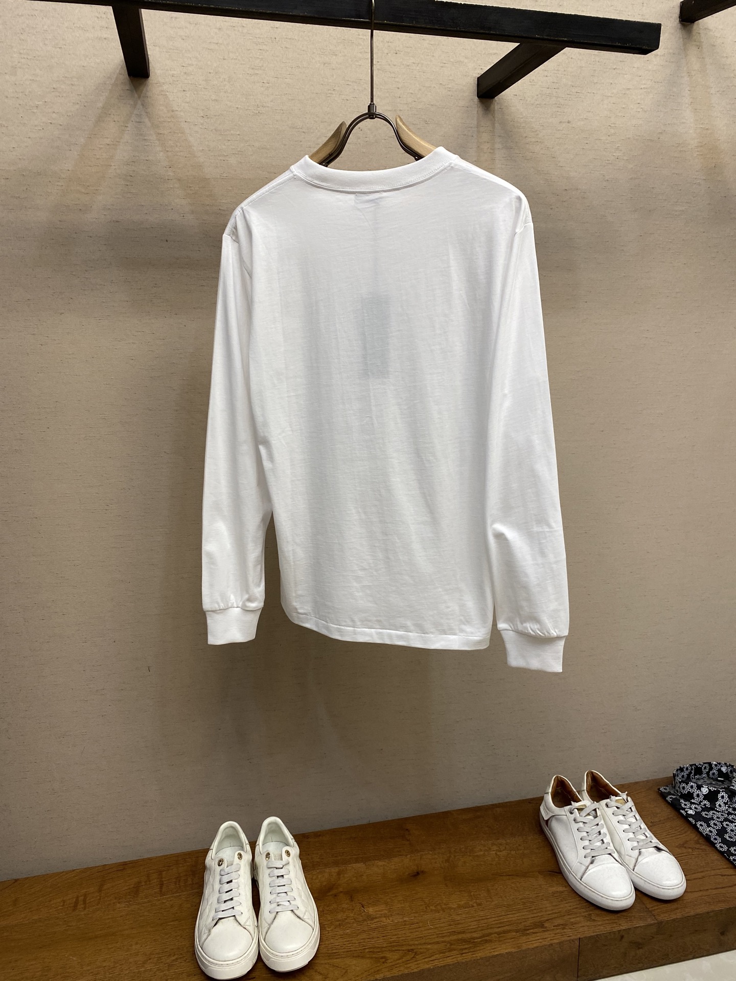 🌟🌟Dior，小标签圆领长袖发售色系：黑色、白色⚠️原,900购买；棉质平纹针织面料、胸前饰以小标签、罗