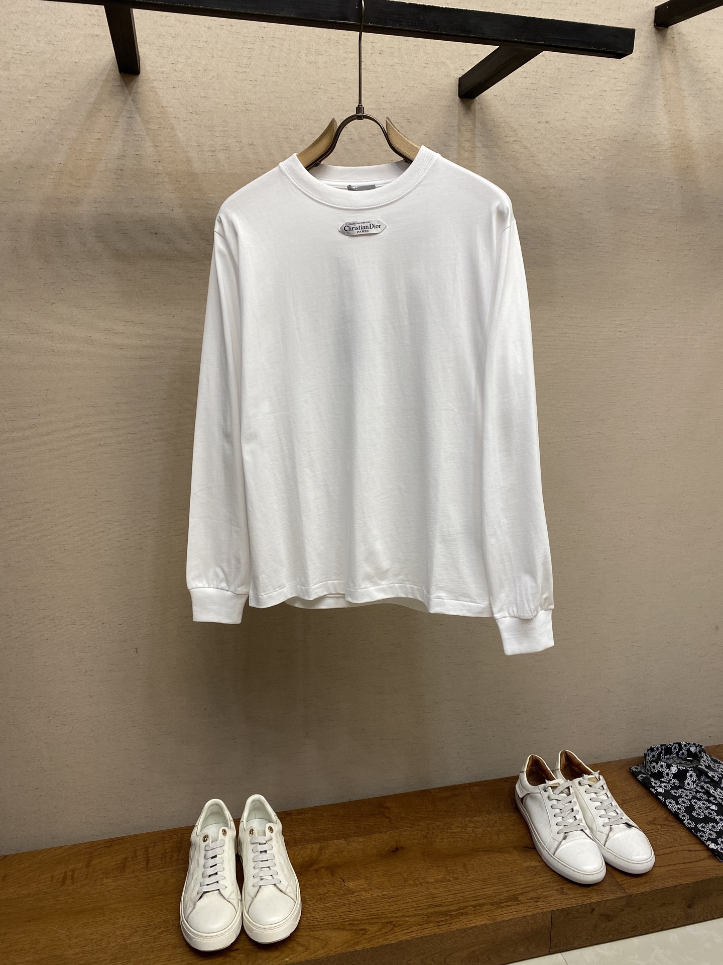 NO:521233,Dior, small label round neck long sleeves, color black and white, original, 900 yuan purchased; cotton jersey fabric, chest decoration with small labels, ribbed round neck and cuffs, conventional design, full set of auxiliary materials equipped # cotton jersey fabric uses 24S special-spun tight cotton fabric, 185g; matched with 32S double yarn thread, 300g. The tight spinning strength is higher than traditional single yarn, and the single fibers in the tight yarn are arranged tightly, which helps to improve the strength of the yarn. The ends of the fibers are twisted into the yarn, so the yarn is very tight, and the yarn looks smooth and there are fewer hairs. The tight spinning yarn has higher strength and fewer hairs, which is not easy to cause hair wear. # The chest is decorated with small labels  The 'Paris' on the label emphasizes the brand's French ancestry and fashion tradition; it is presented through the jacquard woven label process, reflecting the brand's pursuit of high-end craftsmanship and classic aesthetics. The brand's text/pattern is directly woven into the label through a digital jacquard loom, with clear texture and no burrs on the edges, which makes it more three-dimensional and durable than ordinary printed labels. High-stretched cotton material is used to ensure soft touch while maintaining a firm and crispness; classic white background black characters are interspersed, improving the texture through the luster of the yarn itself. # Standard round neck long-sleeved neckline The neckline presents a round curve, suitable for all face shapes and figures; the sleeves are moderately long and just over the elbow, showing a capable and neat image. Slim-fitting tailoring can show the wearer's figure curve while not losing comfort. The neckline, cuffs, hem and other parts are sewn with fine double needle thread.  Size XS-L, dior,alexander wang19860909Dior,小标签圆领长袖 发售色系黑色、白色 原,900购买；棉质平纹针织面料、胸前饰以小标签、罗纹圆领和袖口、常规版型设计、全套辅料配备 # 棉质平纹针织面料 采用24S特纺紧密棉面料,185g；搭配32S双纱螺纹,300g.紧密纺强力比传统单纱高,紧密纱中的单纤维排列紧密,有助于提高纱线的强力.纤维的端头均捻入纱线内,因此成纱非常紧密,纱线外观光洁毛羽少.紧密纺纱线强力较高毛羽较少,不易产生磨毛的现象. # 胸前饰以小标签 标签上的“Paris”强调品牌的法式血统与时装传统；通过提花织唛工艺呈现,体现了品牌对高级工艺与经典美学的追求.通过数码提花织机 将品牌文字/图案直接织入标签,纹理清晰、边缘无毛刺,对比普通印刷标签更显立体感与耐久性.采用高支棉材质,确保柔软触感的同时保持挺括；经典白底黑字穿插,通过纱线本身的光泽提升质感. # 标准圆领长袖版型 领口呈现圆润的弧形,适合各种脸型和身材；袖长适中刚好结束在肘部上方,展现出干练利落的形象.采用修身剪裁,能够展现出穿着者的身材曲线,同时不失舒适感.领口、袖口、下摆等部分都有精细双针走线的缝制. 尺码XS-L,,dior,alexander wang,Men's clothing