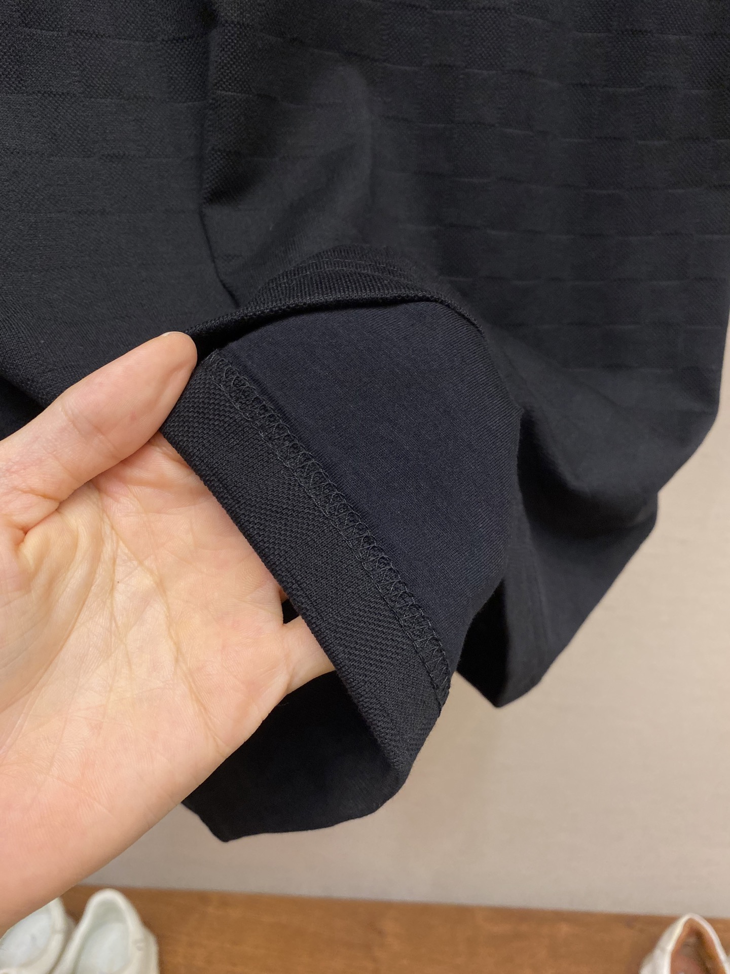 🌟🌟1V，手签珍珠圆领短袖⚠️原,200购买；暗格提花面料、标准版型、胸前珠饰刺绣标识、全幅标识、提花罗