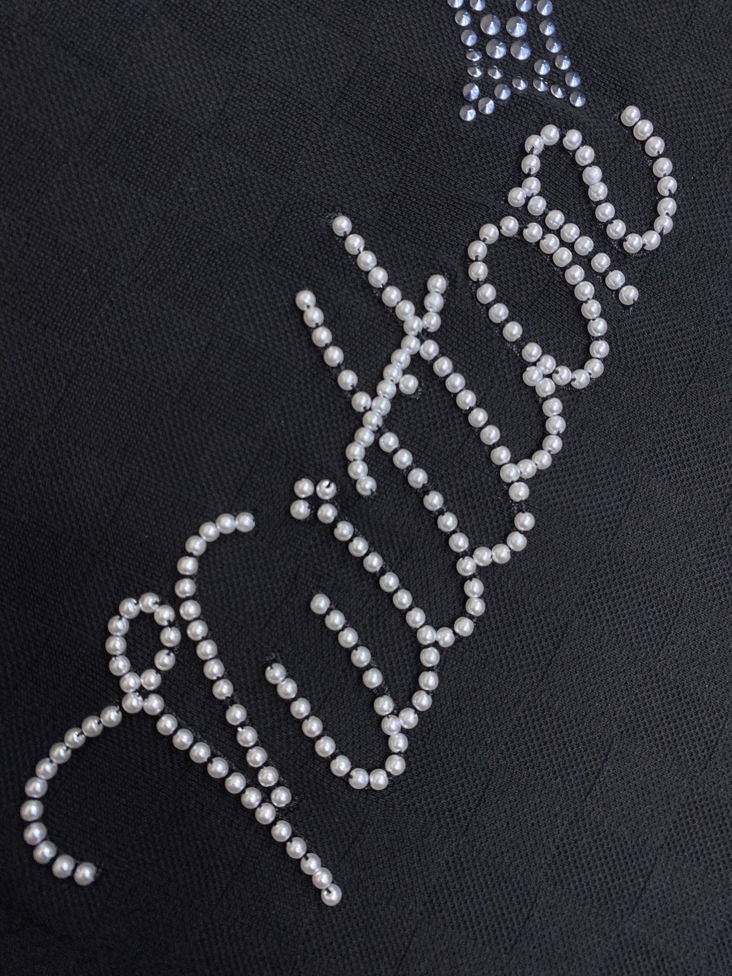 🌟🌟1V，手签珍珠圆领短袖⚠️原,200购买；暗格提花面料、标准版型、胸前珠饰刺绣标识、全幅标识、提花罗