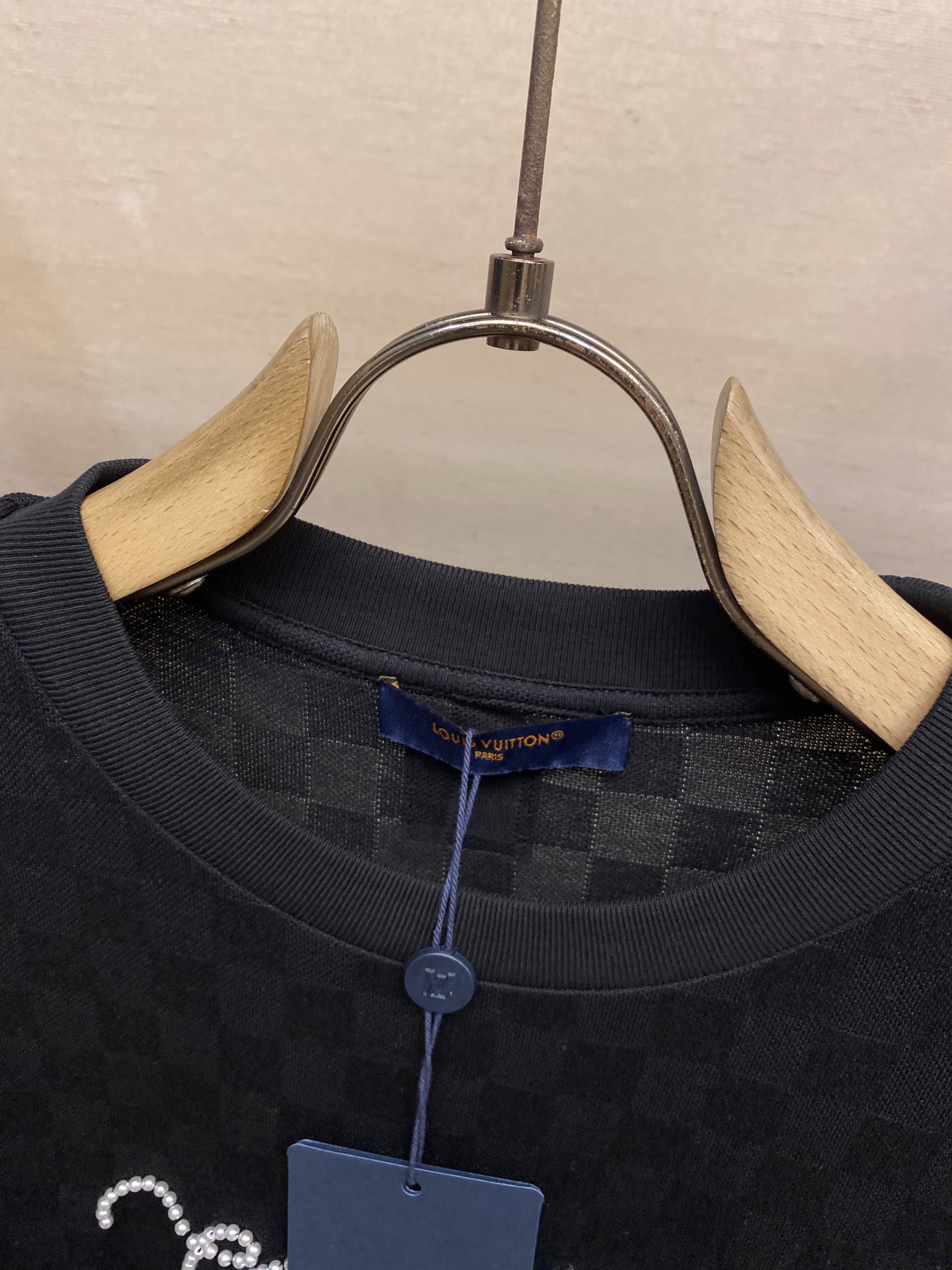 🌟🌟1V，手签珍珠圆领短袖⚠️原,200购买；暗格提花面料、标准版型、胸前珠饰刺绣标识、全幅标识、提花罗