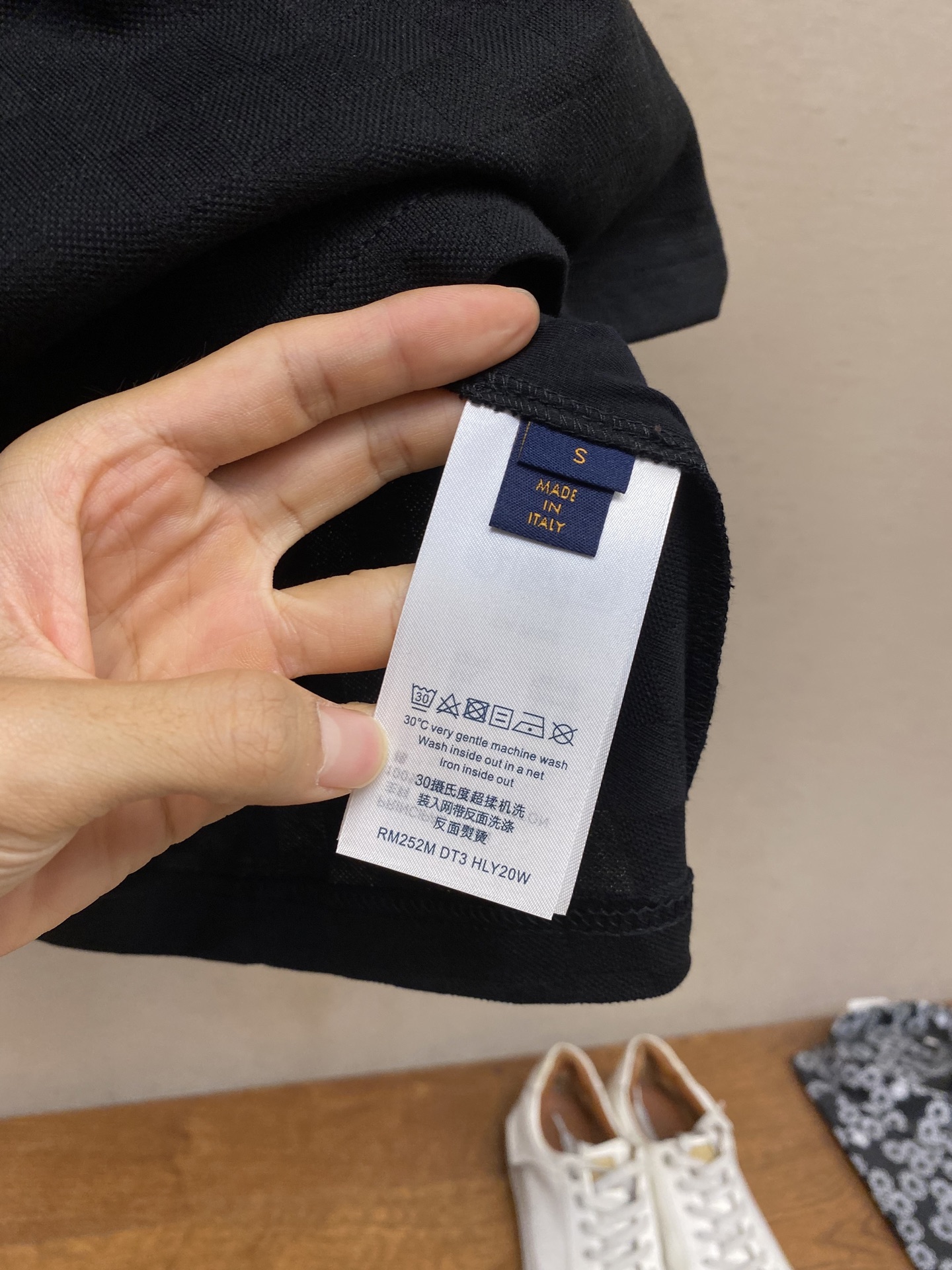 🌟🌟1V，手签珍珠圆领短袖⚠️原,200购买；暗格提花面料、标准版型、胸前珠饰刺绣标识、全幅标识、提花罗