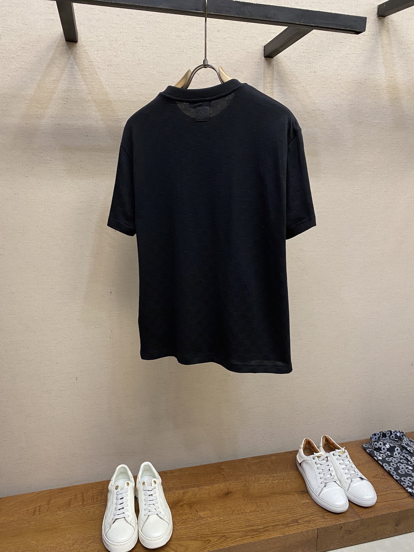 🌟🌟1V，手签珍珠圆领短袖⚠️原,200购买；暗格提花面料、标准版型、胸前珠饰刺绣标识、全幅标识、提花罗