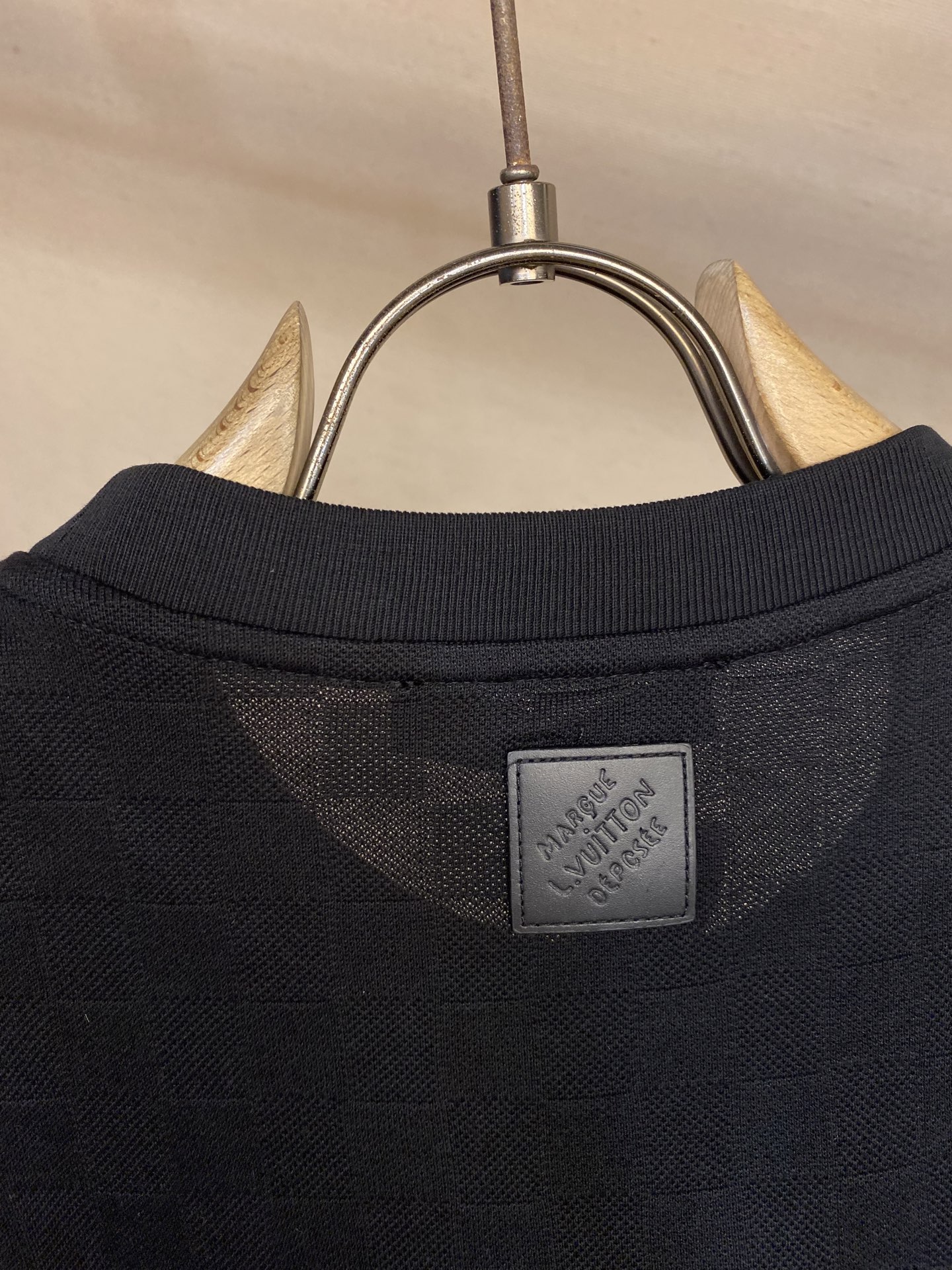 🌟🌟1V，手签珍珠圆领短袖⚠️原,200购买；暗格提花面料、标准版型、胸前珠饰刺绣标识、全幅标识、提花罗