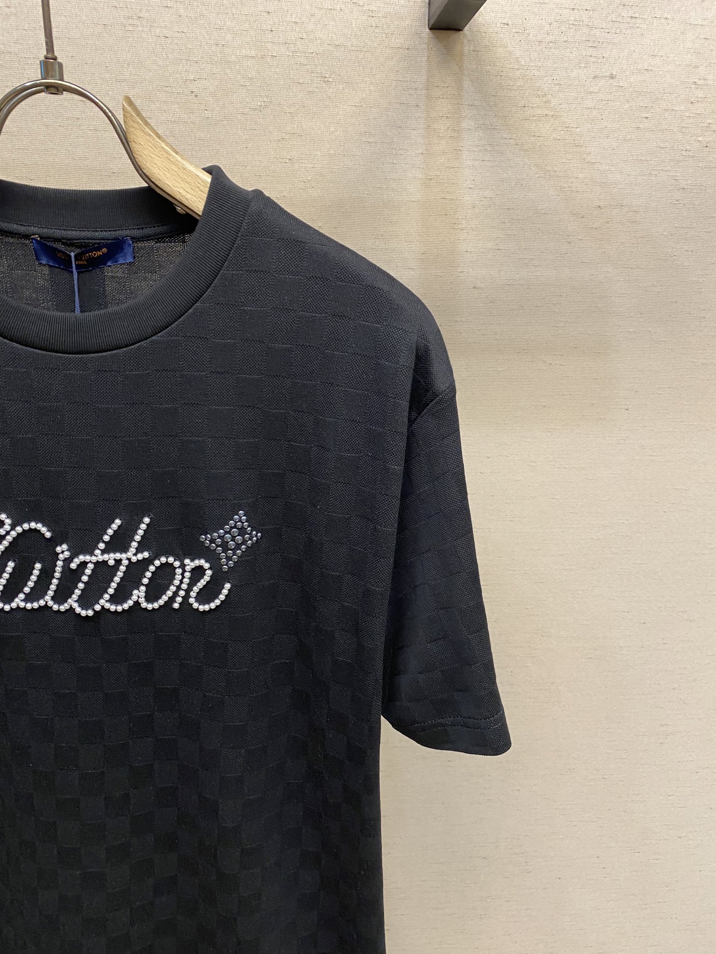 🌟🌟1V，手签珍珠圆领短袖⚠️原,200购买；暗格提花面料、标准版型、胸前珠饰刺绣标识、全幅标识、提花罗