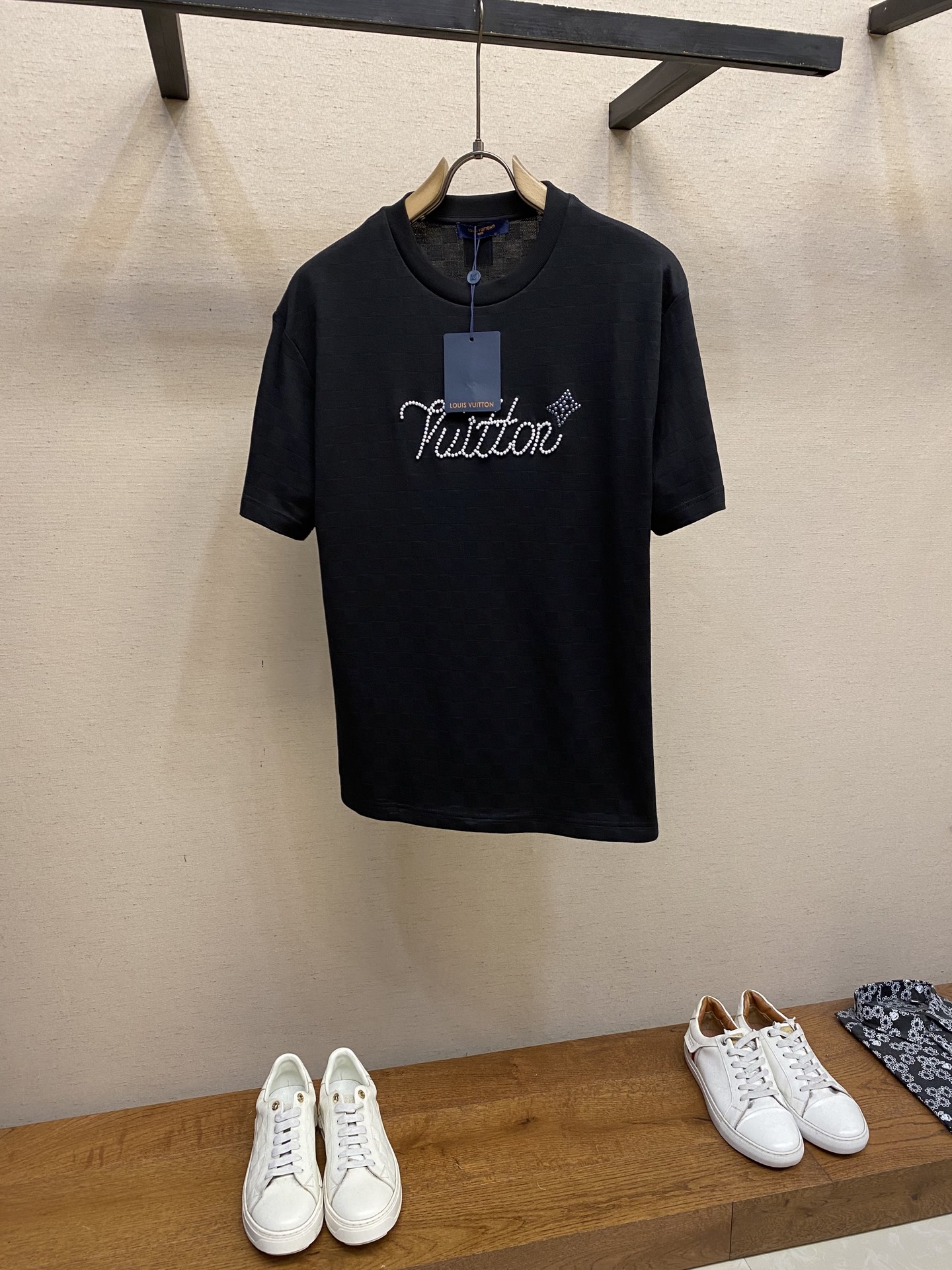 NO:521218,1V, hand-signed pearl round neck short sleeves Original, 200 purchase; concealed jacquard fabric, standard version, chest beaded embroidery logo, full-frame logo, jacquard rib collar, rear logo patch, full set of auxiliary materials equipped with #Gloss silk full jacquard fabric adopts 50S double-stranded light wire, 210g; matched with 32S double-yarn thread, 300g.Gloss silk full jacquard fabric uses silk threads with better gloss as warp and weft threads, and a delicate and delicate triangle pattern is woven on the whole fabric through complex jacquard technology. The fabric not only has a beautiful appearance and touch, but also has a high quality overall sense of the fabric. The fabric design of gloss silk jacquard adds a unique charm to the product through exquisite patterns and textures. #Glossy beaded embroidery and rivet craftsmanship combination pattern [Beaded embroidery]  Bead embroidery is a special decoration method that combines beads and embroidery techniques. This decoration method usually uses pearl materials on textiles, and forms various patterns and shapes through seams and embroidery. Bead embroidery has unique artistic characteristics and expressiveness to create a colorful, clear layered and strong three-dimensional decorative effect. [Rivet Printing Technology] The rivet printing technology is a special clothing printing technology, which combines metal rivets with printing patterns. Customize the design pattern for the size of the rivets, and arrange and fix the metal rivets according to the shape and position of the pattern; so that the clothing has a unique visual effect and texture. Because the rivets are hard and wear-resistant, the process has good durability and practicality. # Straight round neck pattern  Standard H drooping style, paired with a shoulder-lean design. The vertical style emphasizes that the width of the shoulders, waist and hem is basically the same, with simple and loose characteristics. The short-sleeved tailoring can show the wearer's figure curve. At the same time, the neckline, cuffs and hem of the short-sleeved sleeves are designed with a double-line closing design. Size XS-L, T-shirt, alexander wang198609091V,手签珍珠圆领短袖 原,200购买；暗格提花面料、标准版型、胸前珠饰刺绣标识、 全幅标识、提花罗纹衣领、后部标识贴饰、全套辅料配备 # 光丝全副提花面料 采用50S双股光丝,210g；搭配32S双纱螺纹,300g.光丝全副提花面料采用光泽度较好的丝线作为经纬线,通过复杂的提花工艺在整幅面料上织造出细腻、精致三角图案.面料不仅具有优美的外观和触感,面料整体较高品质感.光丝提花的面料设计,通过精致的图案和纹理为产品增添了一份独特的魅力. # 胸前呈现珠饰刺绣与铆钉工艺结合图案【珠饰刺绣】 珠饰刺绣是一种结合了珠子和刺绣工艺的特殊装饰方法.这种装饰方法通常在纺织品上使用珍珠材料,通过穿缝和绣制的方式构成各种图案和形状.珠饰刺绣具有独特的艺术特色和表现力创造出丰富多彩、层次清晰、立体感强的装饰效果.【铆钉印花工艺】 铆钉印花工艺是一种特殊的服装印花技术,它将金属铆钉与印花图案相结合.对版铆钉尺寸定制设计图案,将金属铆钉按照图案的形状和位置进行排列和固定；使得服装具有独特的视觉效果和质感.由于铆钉的质地坚硬、耐磨,因此工艺具有很好的耐久性和实用性. # 直筒圆领版型 标准H垂身版型,搭配齐肩设计.垂直版型强调的是肩部、腰部、下摆宽度基本一致,具有简约、宽松的特点.短袖的剪裁合身,能够展现出穿着者的身材曲线.同时,短袖的领口、袖口和下摆都采用双线收口设计. 尺码XS-L,,T-shirt,alexander wang,Men's clothing