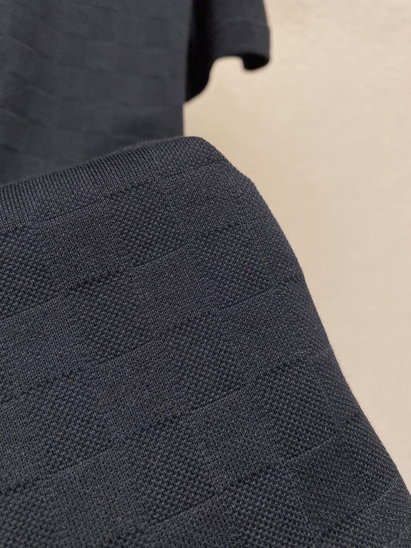 🌟🌟1V，手签珍珠圆领短袖⚠️原,200购买；暗格提花面料、标准版型、胸前珠饰刺绣标识、全幅标识、提花罗