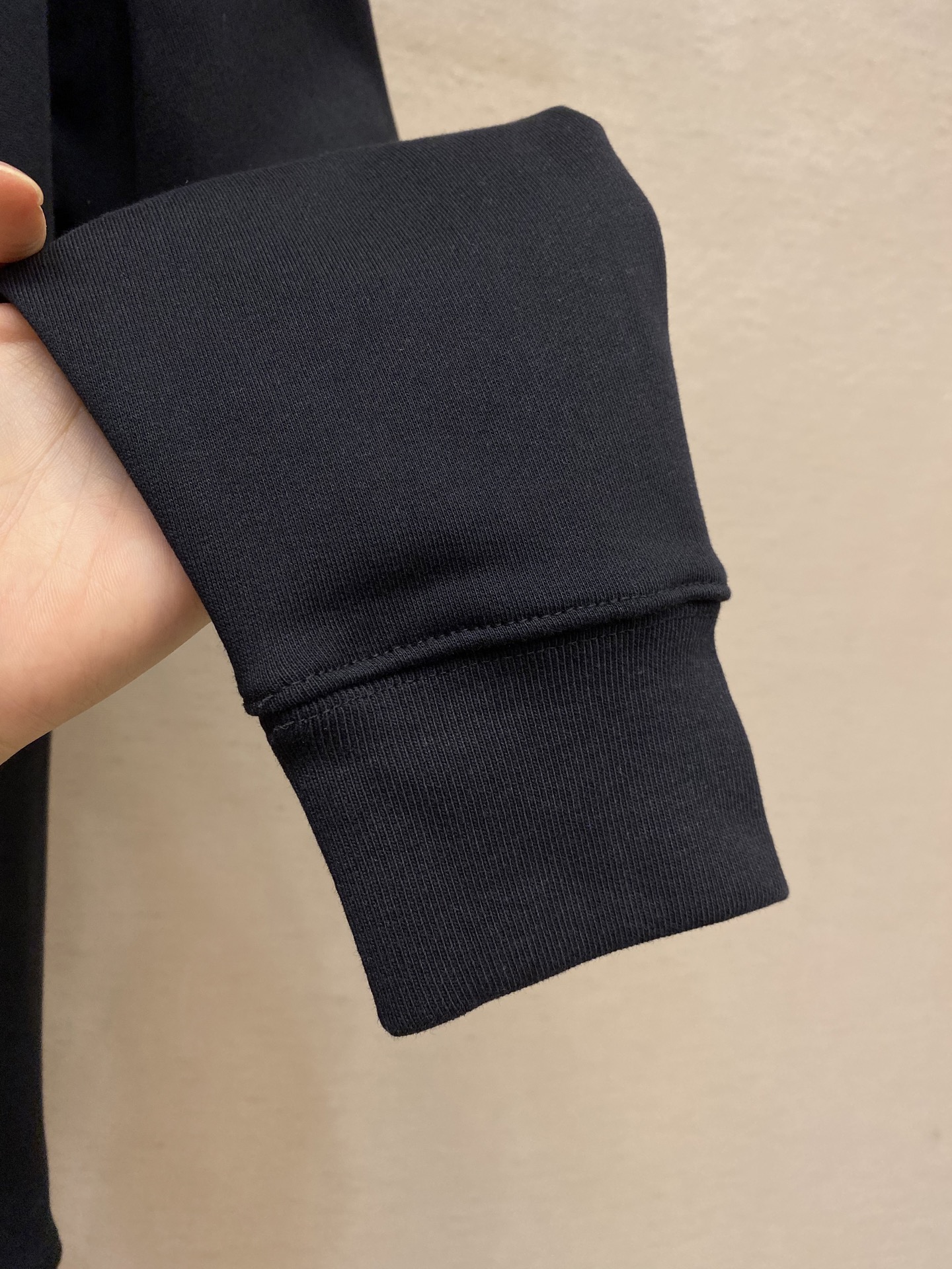 🌟🌟Dior，克里斯字母印花卫衣⚠️原¥6750购买；棉质绒鱼鳞面料、胸前饰以Dr Montaigne 