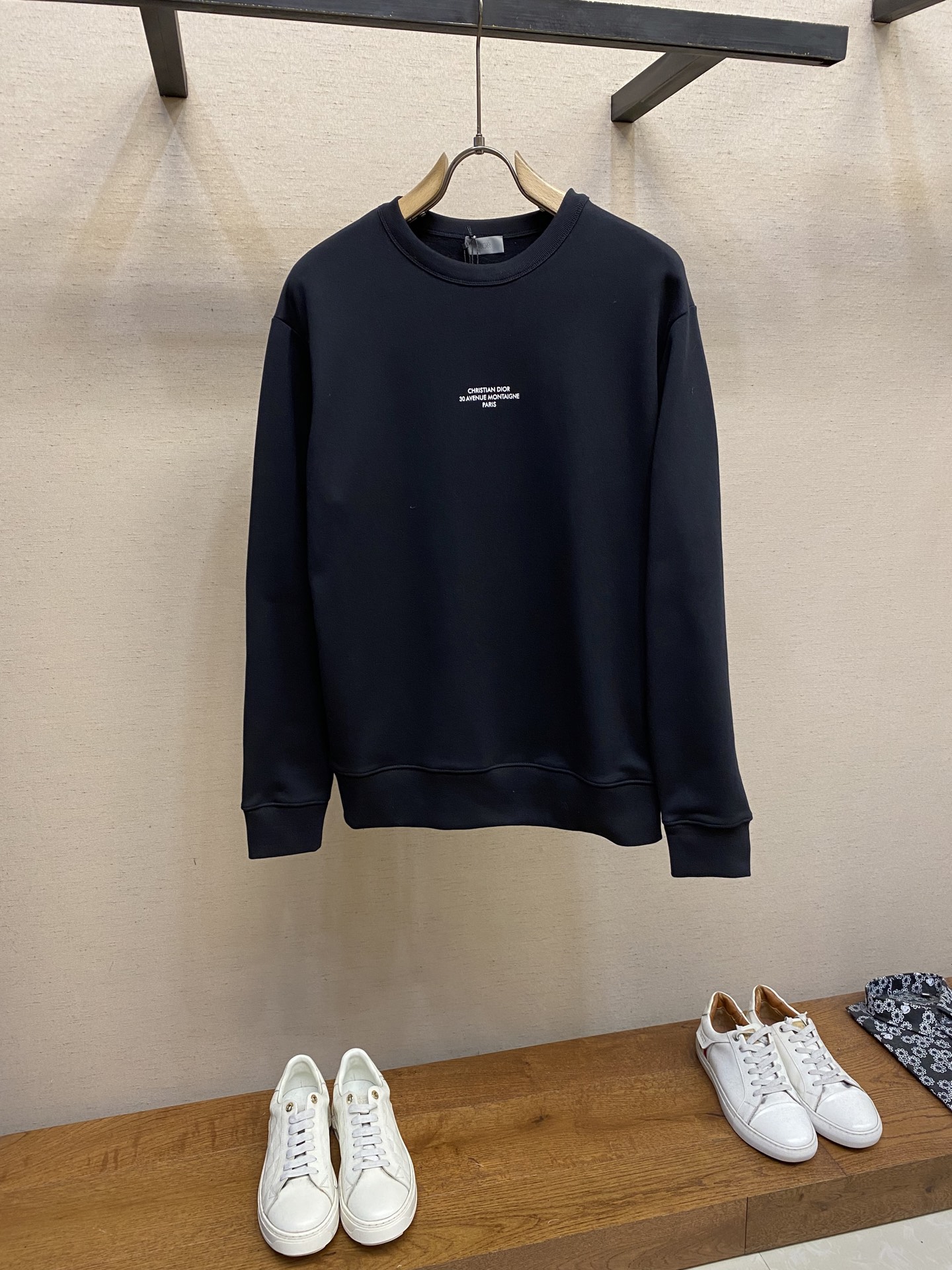 NO:521221,Dior, Chris letter printed sweatshirt Original purchase; cotton velvet fish scale fabric, chest with Dr Montaigne printing, ribbed round neck, cuffs and bottom edge, full set of auxiliary materials equipped with # Pure black cotton velvet fabric double yarn 26S surface S base yarn, 380g; paired with 21S double yarn 2*2 threads, 380g. Double yarn wool grinding base fabric is soft and comfortable to touch, which can bring good comfort to the wearer. Due to the design of the double yarn structure, the fabric has good warmth performance; at the same time, the fabric has been specially treated and has good durability, which can withstand long-term use and friction. # chest with Dr Montaigne printing  The letter pattern adopts high-density elastic paste printing, which is an innovative printing process that combines glue printing with elastic materials. In high-density elastic paste printing, the glue is specially modified to give the printing pattern higher elasticity and durability. In order to increase the elasticity of the printing, elastic fibers or elastic agents may be added to the high-density elastic paste printing. This allows the printing part to expand and shrink when the fabric is stretched, maintaining the integrity and beauty of the pattern. The collar fall shoulder pattern is not limited to the shoulder width, and the shoulder thread is inserted into the seams to increase the service life. The neckline, hem, and cuffs are spliced ​​with thread threads of the gantry, and the large body and sleeve tube are structurally divided and quilted, and the fabric material has a ductility without restraint. Size XS-L,,dior,hoodie,sweatshirts,alexander wang19860909Dior,克里斯字母印花卫衣 原购买；棉质绒鱼鳞面料、胸前饰以Dr Montaigne 印花、罗纹圆领、袖口和底边、全套辅料配备 # 纯黑棉质丝绒面料 采用双纱26S面S底纱,380g；搭配21S双纱2*2螺纹,380g.双纱抓毛底面料质地柔软,触感舒适,能够给穿着者带来良好的舒适感.由于双纱结构的设计,该面料具有良好的保暖性能；同时面料经过特殊处理,具有良好的耐久性,能够经受得起长时间的使用和摩擦. # 胸前饰以Dr Montaigne 印花 字母图案采用高密度弹力胶浆印,是一种结合了胶浆印花与弹性材料的创新印花工艺.在高密度弹力胶浆印中,胶浆被特别调制,以赋予印花图案更高的弹性和耐久性.为了增加印花的弹性,高密度弹力胶浆印中可能加入了弹性纤维或弹性剂.这使得印花部分在织物受到拉伸时能够随之伸缩,保持图案的完整性和美观. 领落肩版型不限肩宽,肩线做缝处均内加嵌条,增加使用寿命.领口、下摆、袖口均以坎车双针车线螺纹拼接,大身及袖管结构性切分绗缝,面料材质具有的延展性无约束感. 尺码XS-L,,dior,hoodie,sweatshirts,alexander wang,Men's clothing