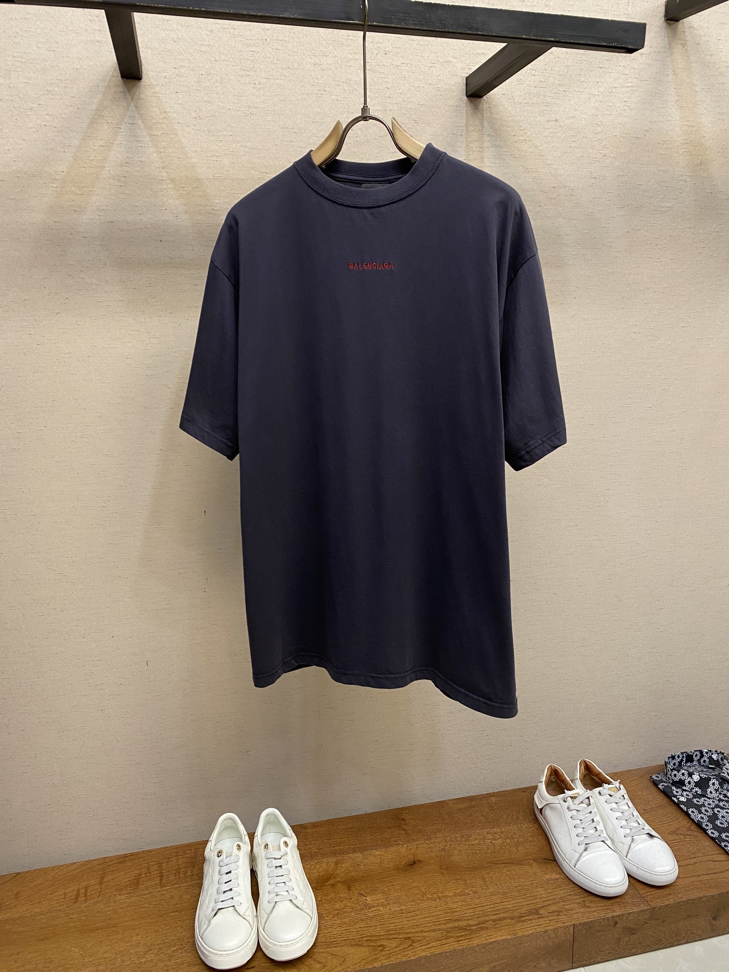 NO:521224,Balenciaga, red letter embroidered round neck short sleeves Original, 500 purchase; jersey fabric, medium-sized version, round neck short sleeves, front and back are decorated with tapered back art works, full set of auxiliary materials are equipped with # Retro jersey fabric Used 24S double yarn retro jersey fabric, 185g; matched with 32S double yarn 1*1 thread, 340g.24S fabric is a medium thick yarn, suitable for creating thick and crisp fabrics, with a slightly rough texture, which meets the 'natural original' effect pursued by retro style. The texture is soft, breathable and elastic, suitable for close-fitting, and can create a simple and smooth outline. Through old texture and fading, combined with classic tailoring, the retro feel is reflected in the details of loose silhouette design. # Front and back art works embroidered  The main body of the whole embroidery uses new tatami twill lace embroidery, and the tatami embroidery needle method is interwoven with each other and forms oblique patterns. The tatami woven surface and the fixed edge that are integrated with the tatami woven surface are good flatness, soft feel, elasticity and gloss. The tatami woven surface is inwardly sinking compared to the fixed edge, which improves the three-dimensionality of the pattern and has a better visual effect. # Fried sand and used washing process. The fabric is dyed and processed through the stone milling method. The ready-to-wear is constantly immersed in the dye and rolls, so that the dyed fabric will have a certain amount of white on the edge of the color. Cotton shorts are more suitable for fading because they have a good absorbency to fade. At the same time, darker colors can achieve a more obvious fading effect; sandpaper is gently polished elsewhere to simulate long-term wear to create a retro and old feeling.  Classic loose H shoulder-down style, with round neck splicing and strips on the back collar to prevent deformation, and elastic inlays are embedded in the inner seams to prevent multiple washes from being worn; the cuffs and hem are made of special machine double-bright lines to close edges. Size XS-L,,balenciaga, shorts,T-shirt,alexander wang19860909Balenciaga、红字母刺绣圆领短袖 原,500购买；平纹针织面料、中号版型、圆领短袖、正面和背面饰以taped back艺术作品、全套辅料配备 # 复古平纹针织面料 采用24S双纱复古平纹针织面料,185g；搭配32S双纱1*1 螺纹,340g.24S面料属于中等偏粗的纱线,适合打造厚实、挺括的面料,质感略带粗糙感,符合复古风格追求的“自然原始”效果.质地柔软、透气且有一定弹性,适合贴身穿着,能塑造简约流畅的轮廓.通过做旧纹理、褪色处理,结合经典剪裁体现复古感宽松廓形设计细节.  # 正面、后幅艺术作品刺绣 全件刺绣主体采用新型榻榻米斜纹花边刺绣,榻榻米绣花针法相互交织而成并形成斜向纹路.榻榻米编织面、及与榻榻米编织面一体连接的定型边.平整性好,手感柔软,弹性好,光泽度好.榻榻米编织面相较定型边内陷,提高花纹的立体感,视觉效果更好. # 炒砂做旧洗水工艺 通过石磨的方式对面料进行染色加工,成衣不断地浸入染料中翻滚,使染色的面料在颜色的边缘会有一定量的白色.棉质短裤更适合进行褪色处理,因为它们对褪色剂的吸收性较好.同时颜色较深可以获得更明显的褪色效果；砂纸在其他地方轻轻打磨,模拟长期穿着造成复古旧感. 经典宽松H落肩版型,顺色罗口拼接圆领、后领口内贴条防止变形、内部做缝处以弹力嵌条的嵌入、防止多次穿洗后肩缝走形；袖口、下摆采用专机辑双明线收边. 尺码XS-L,,balenciaga,shorts,T-shirt,alexander wang,Men's clothing