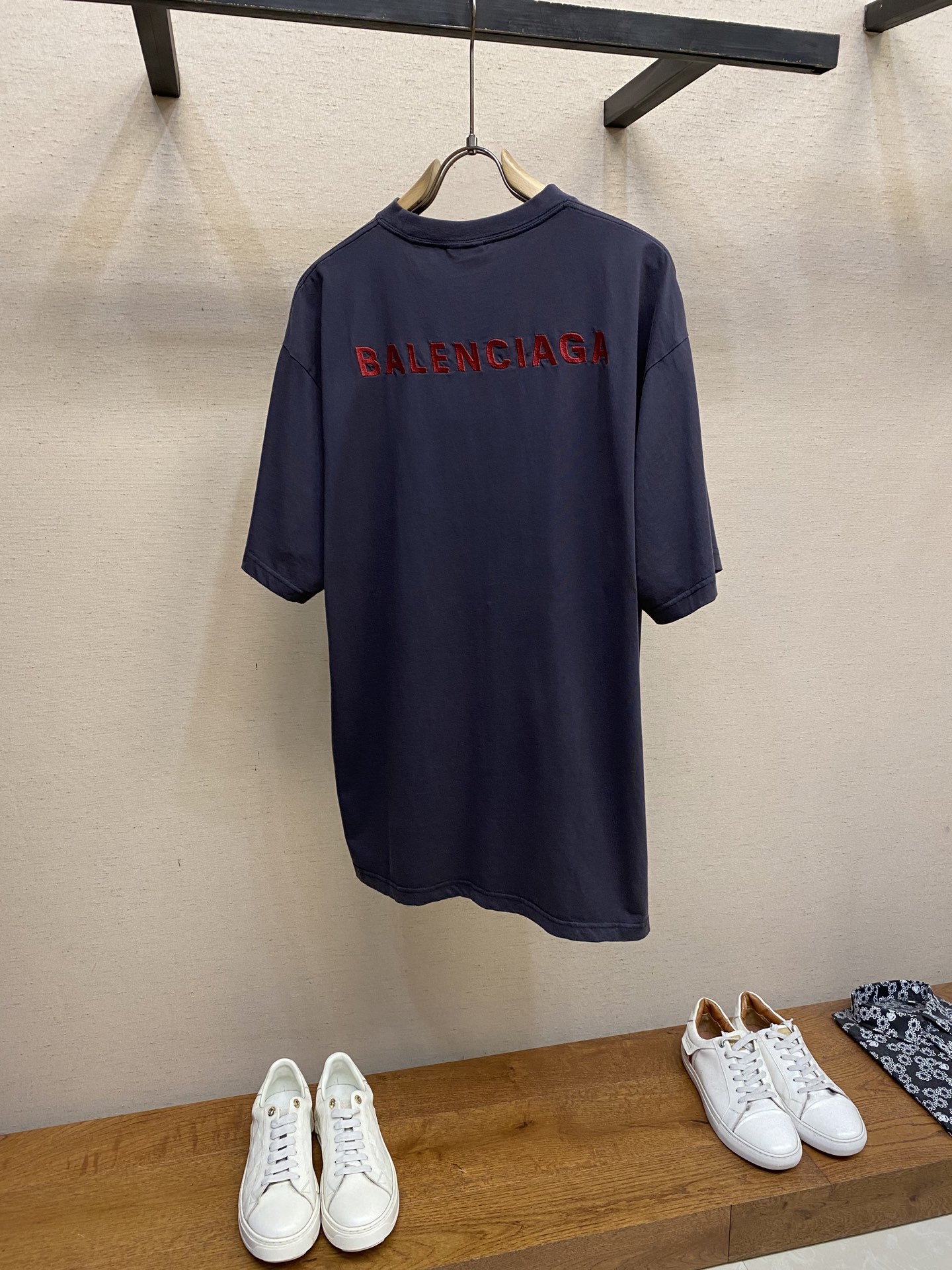 🌟🌟Balenciaga、红字母刺绣圆领短袖⚠️原,500购买；平纹针织面料、中号版型、圆领短袖、正面和