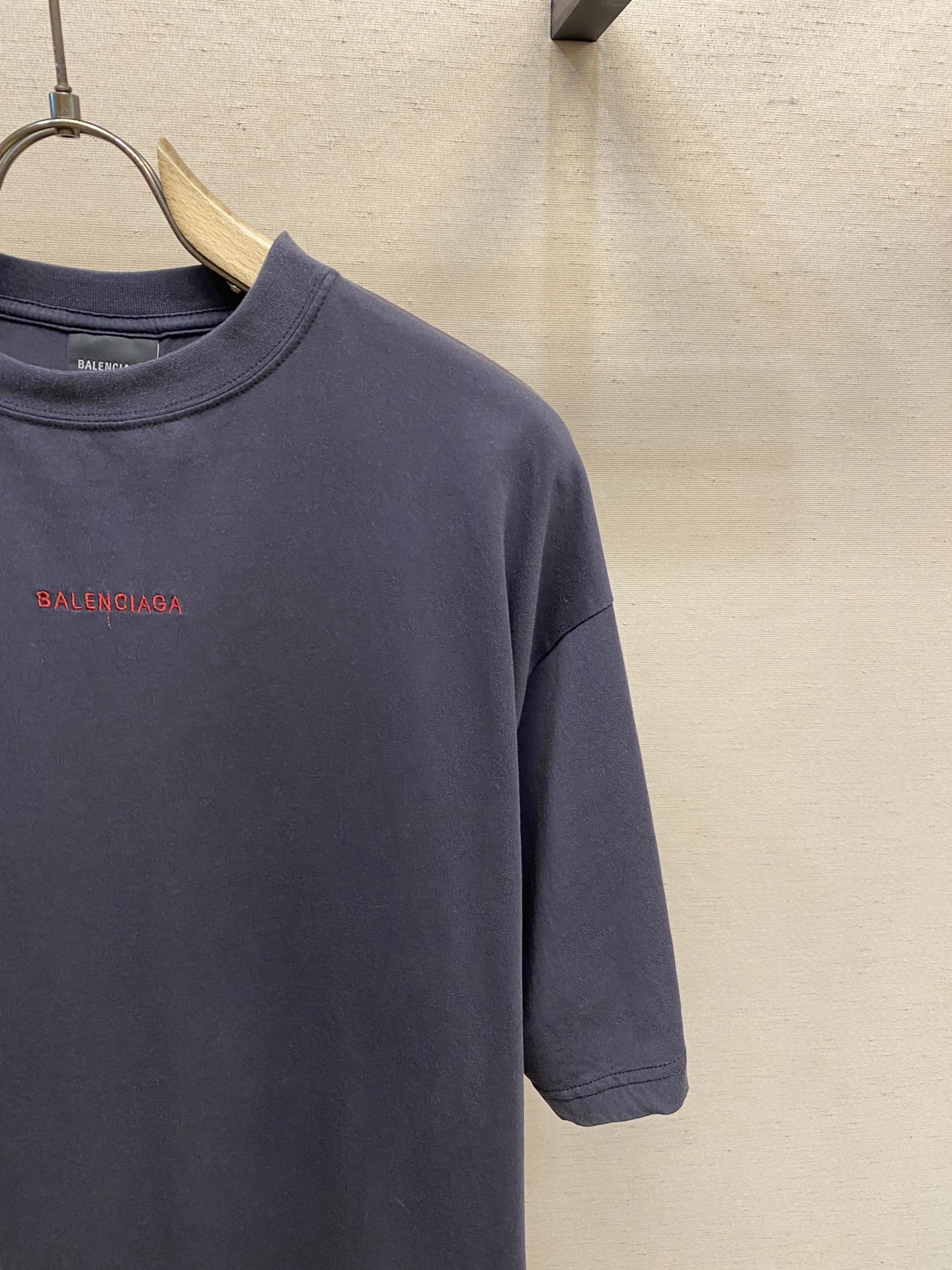 🌟🌟Balenciaga、红字母刺绣圆领短袖⚠️原,500购买；平纹针织面料、中号版型、圆领短袖、正面和